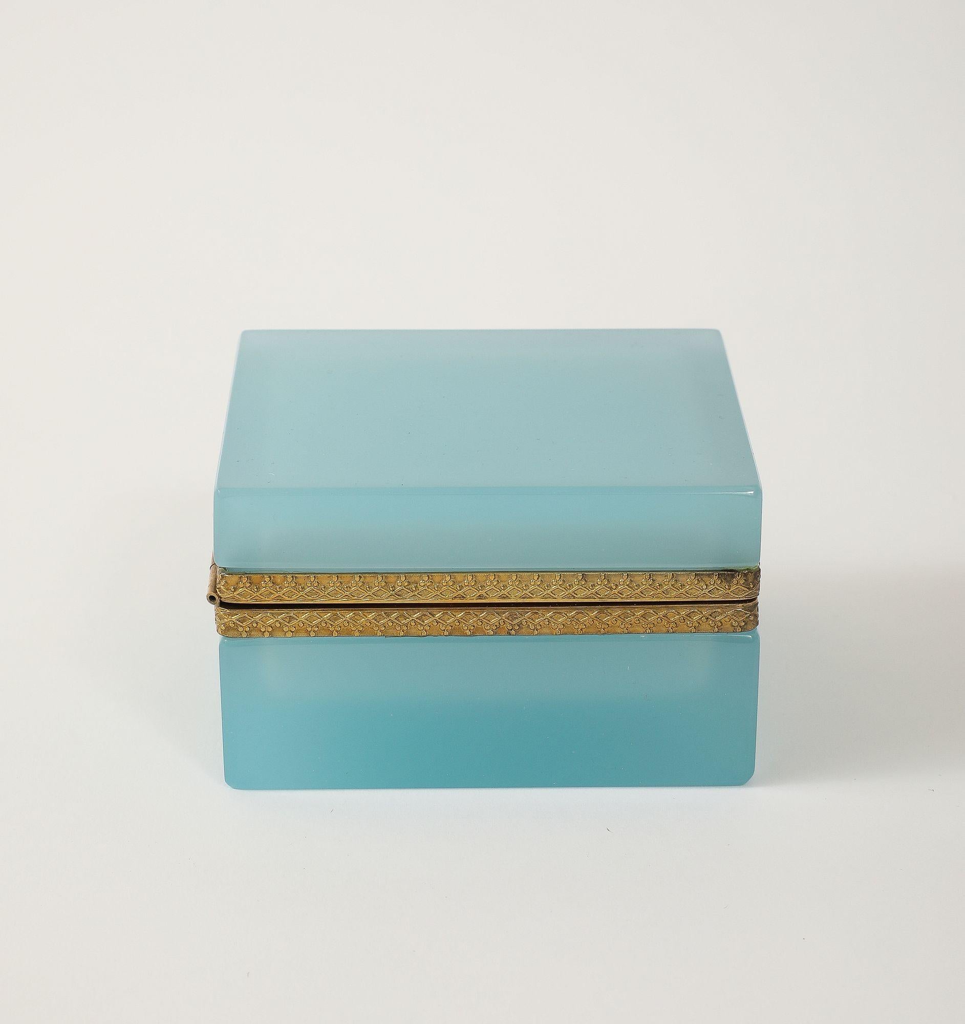 Antique French Opaline Blue Robin's Egg Square Box with Fancy Mounts, 1900 Bon état - En vente à South Salem, NY