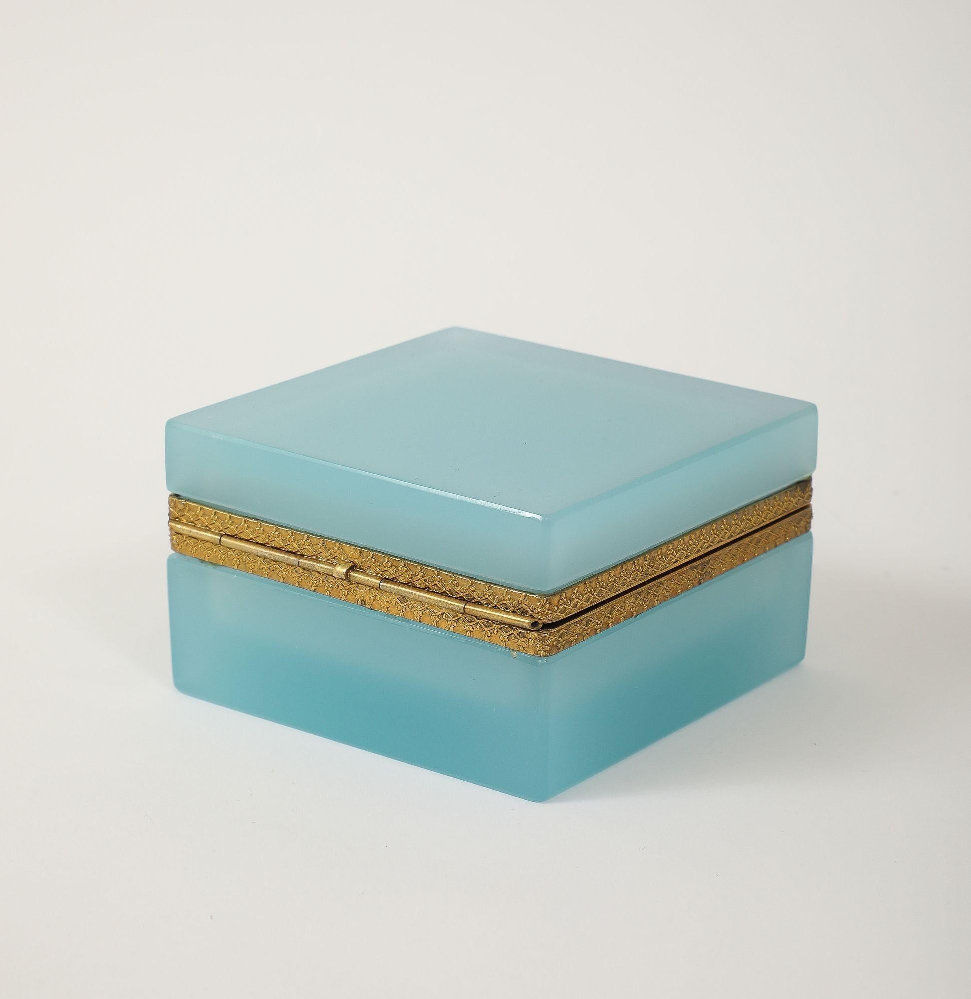 20ième siècle Antique French Opaline Blue Robin's Egg Square Box with Fancy Mounts, 1900 en vente