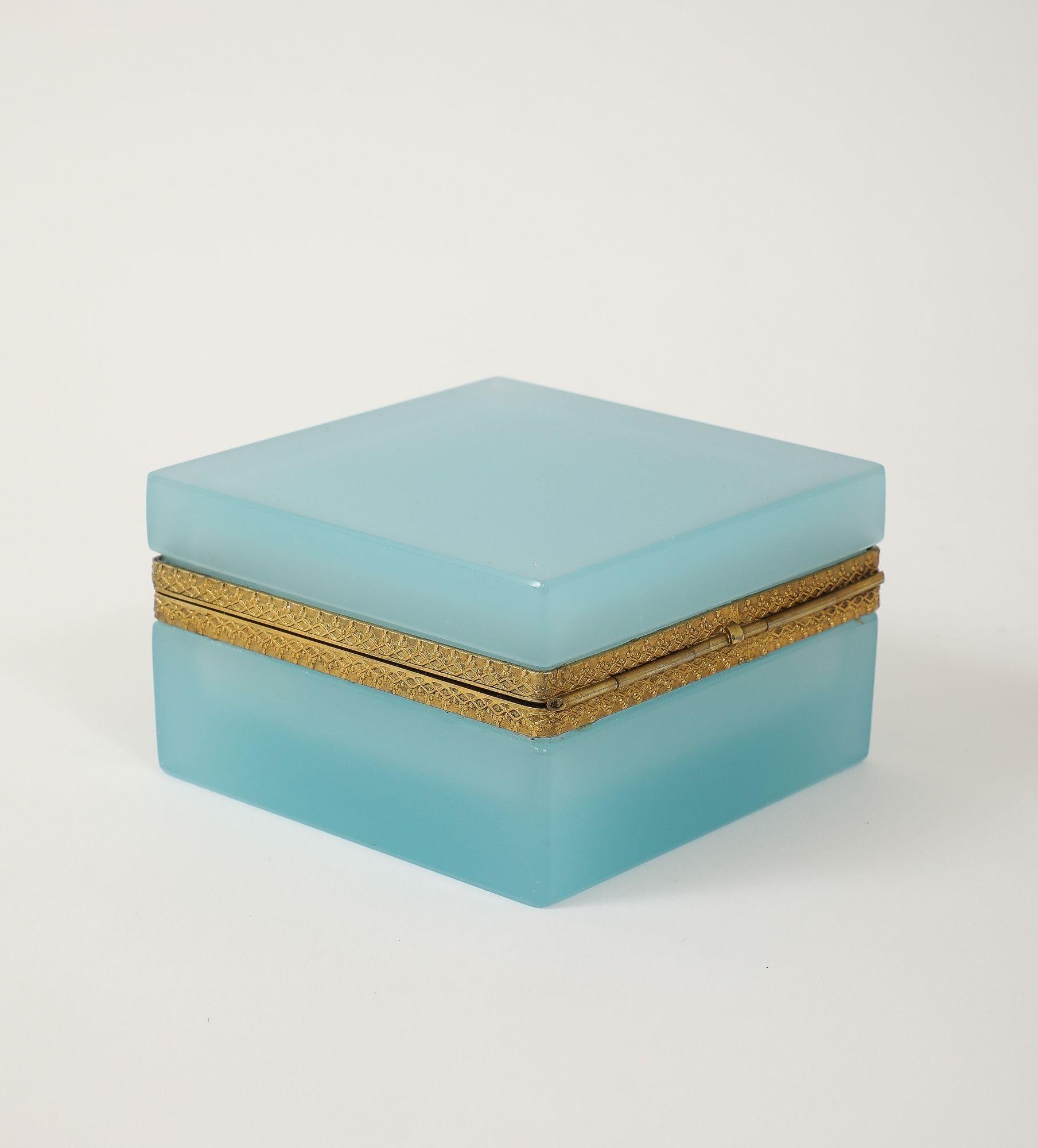 Antique French Opaline Blue Robin's Egg Square Box with Fancy Mounts, 1900 en vente 1
