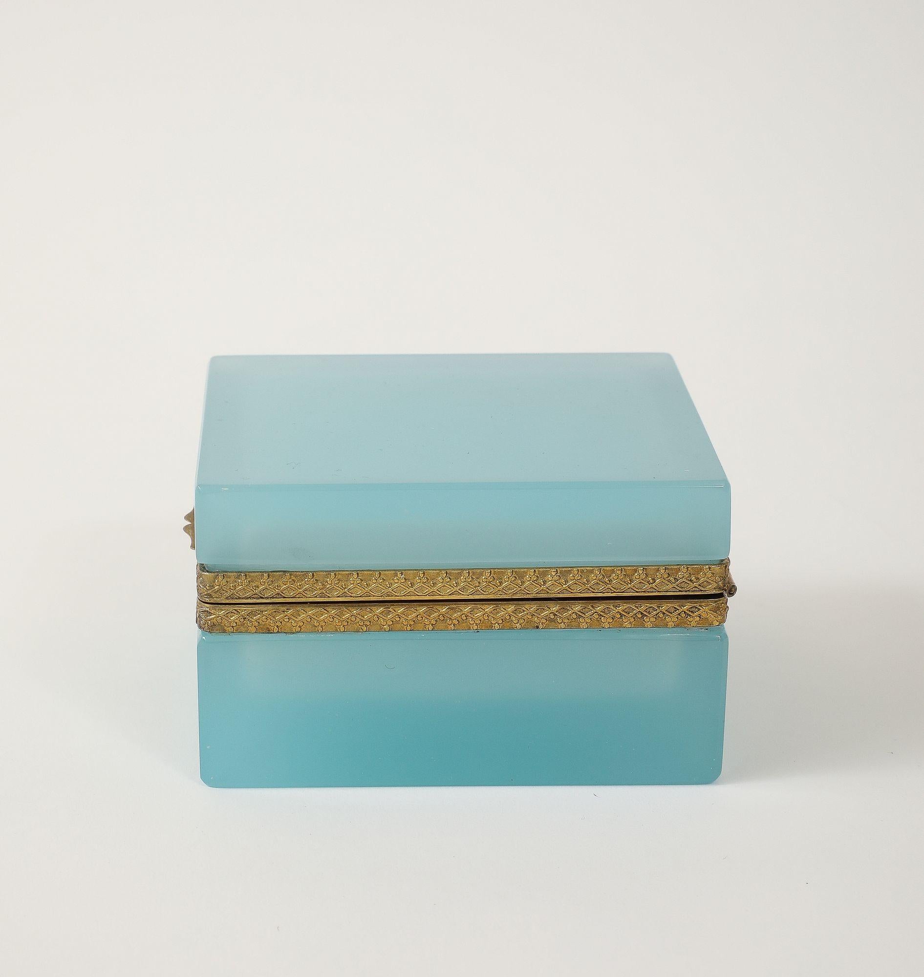 Antique French Opaline Blue Robin's Egg Square Box with Fancy Mounts, 1900 en vente 2
