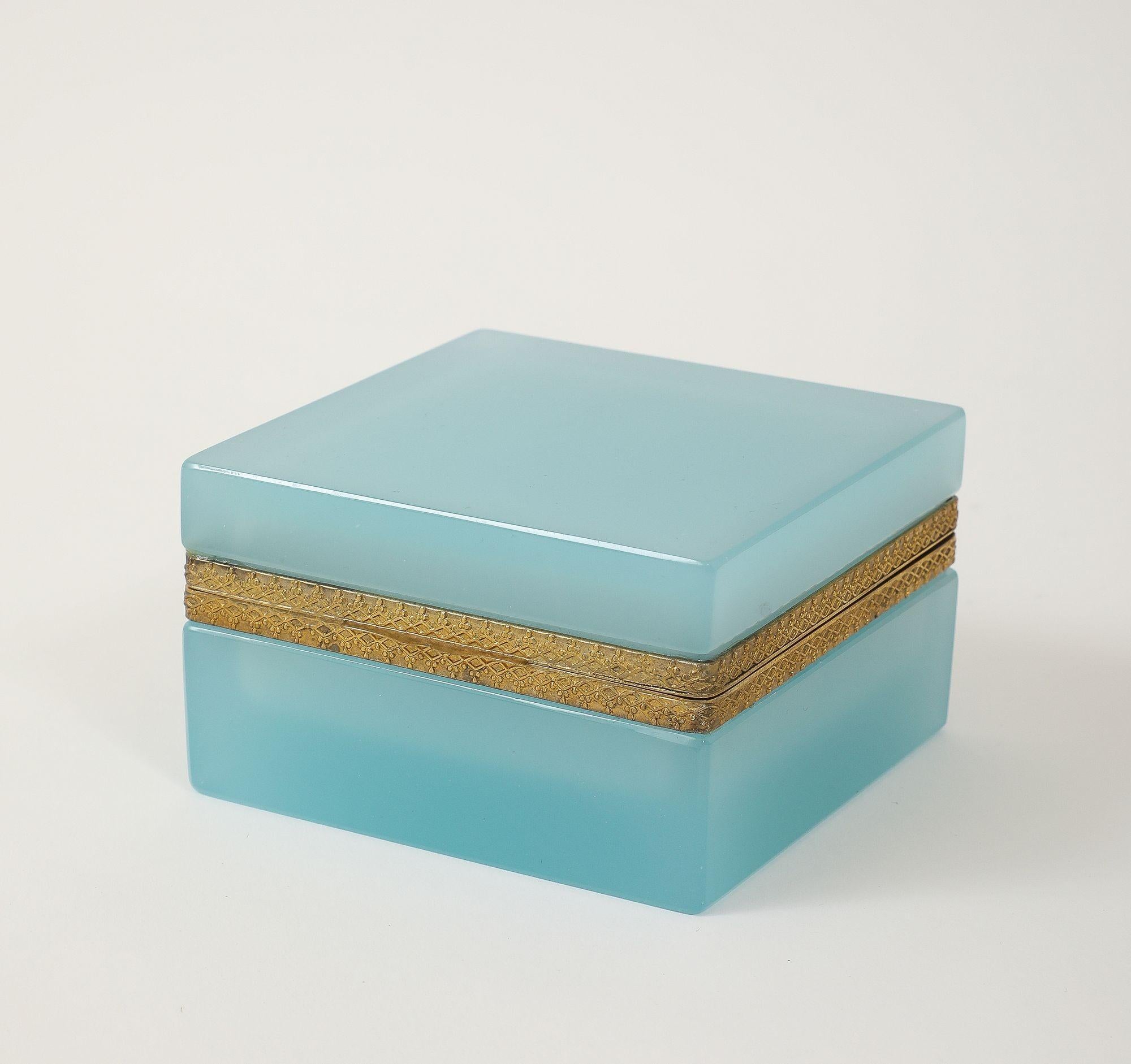 Antique French Opaline Blue Robin's Egg Square Box with Fancy Mounts, 1900 en vente 3