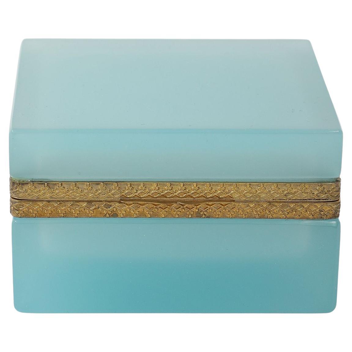 Antique French Opaline blu uovo di pettirosso con montature di fantasia, 1900