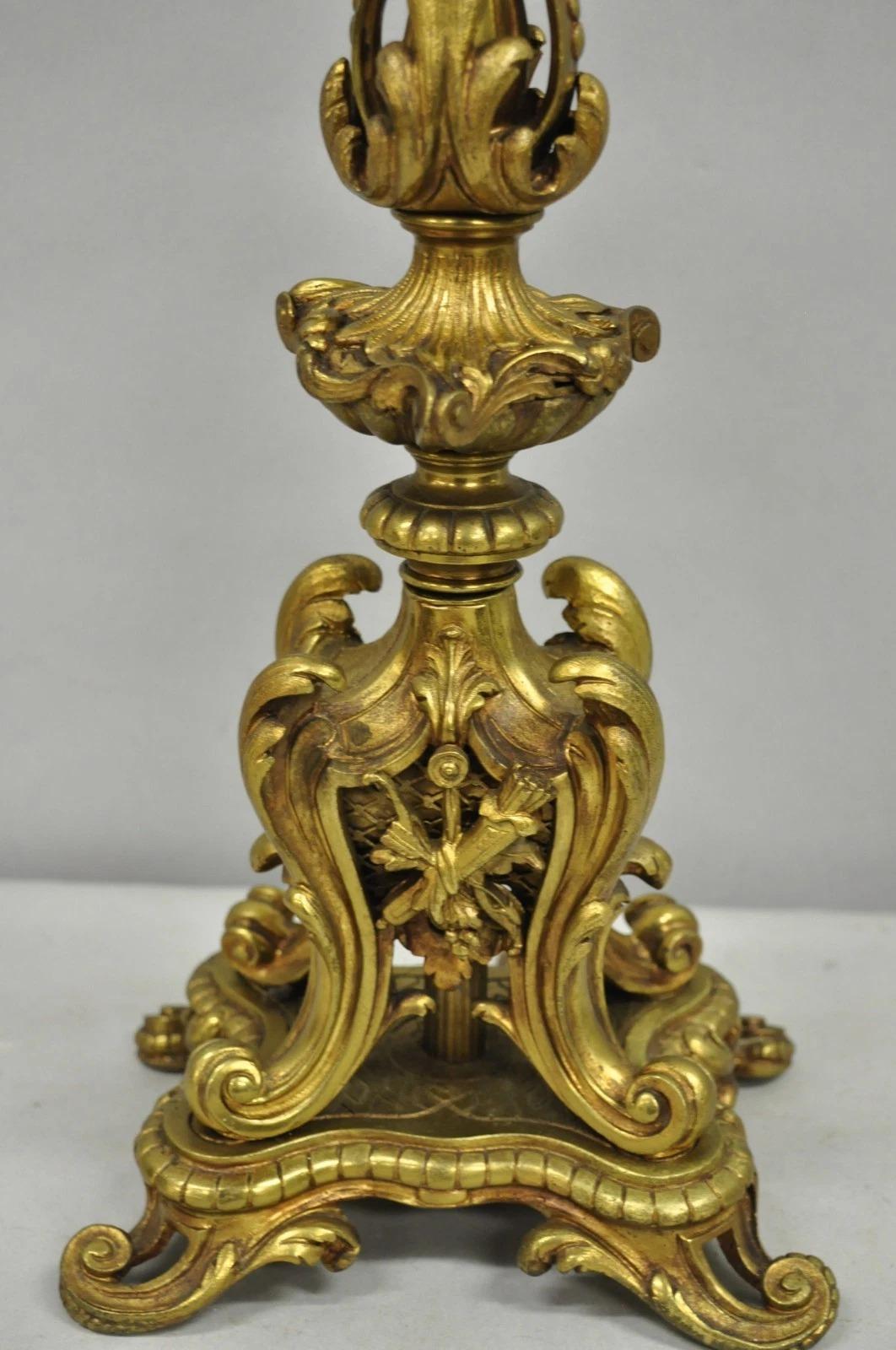 Antique French Rococo Baroque Gold Bronze Leafy Scroll Candelabro da tavolo in vendita 3