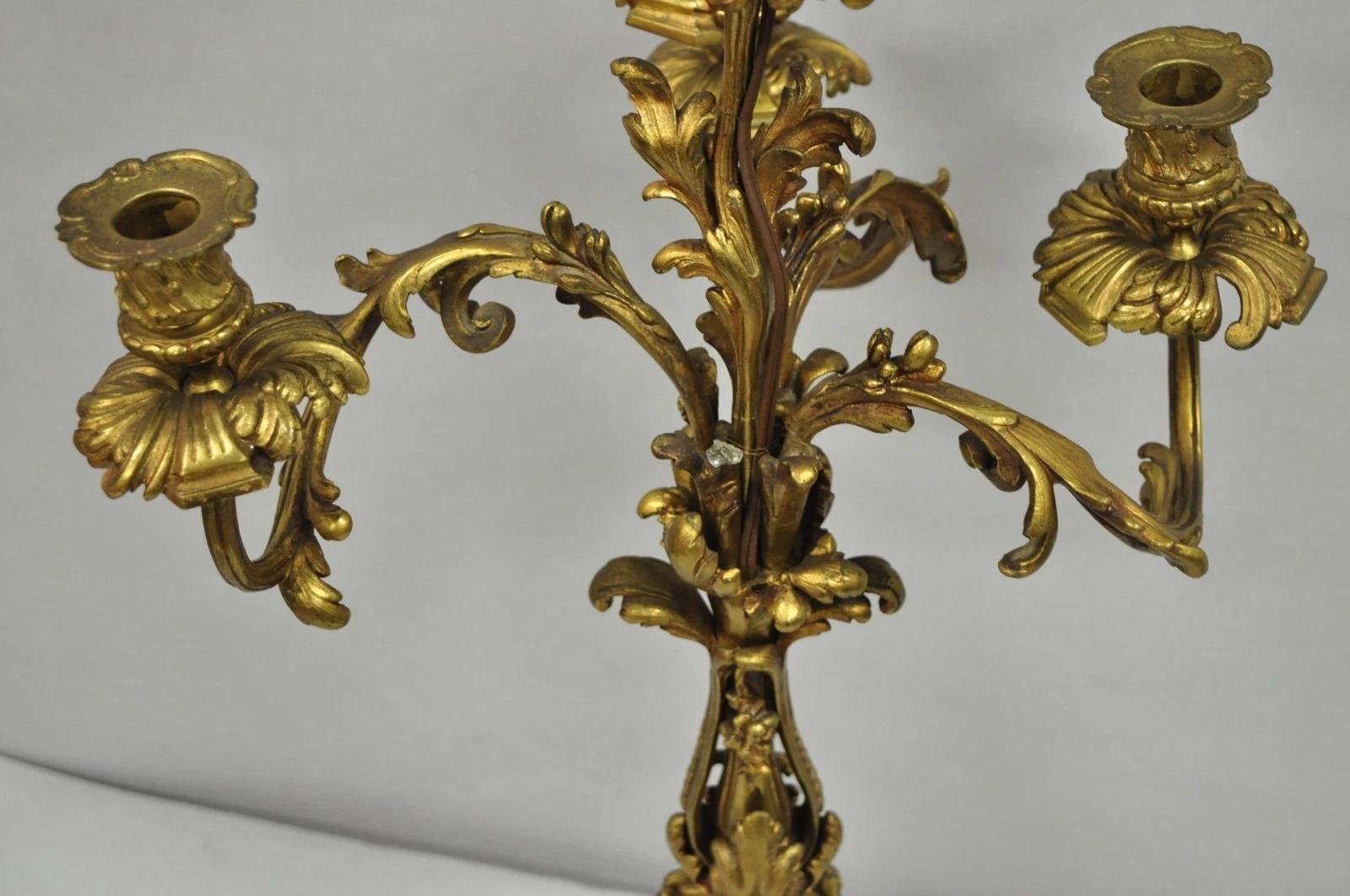 Antique French Rococo Baroque Gold Bronze Leafy Scroll Candelabro da tavolo in vendita 4