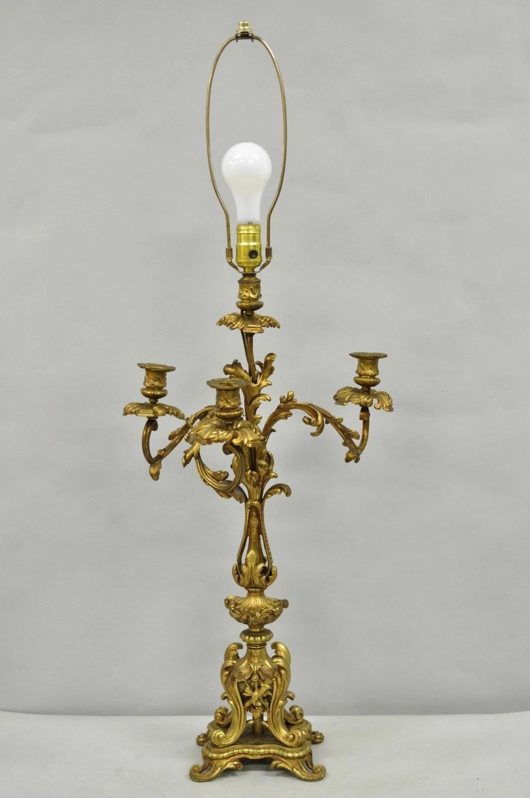 Antique French Rococo Baroque Gold Bronze Leafy Scroll Candelabro da tavolo in vendita 5