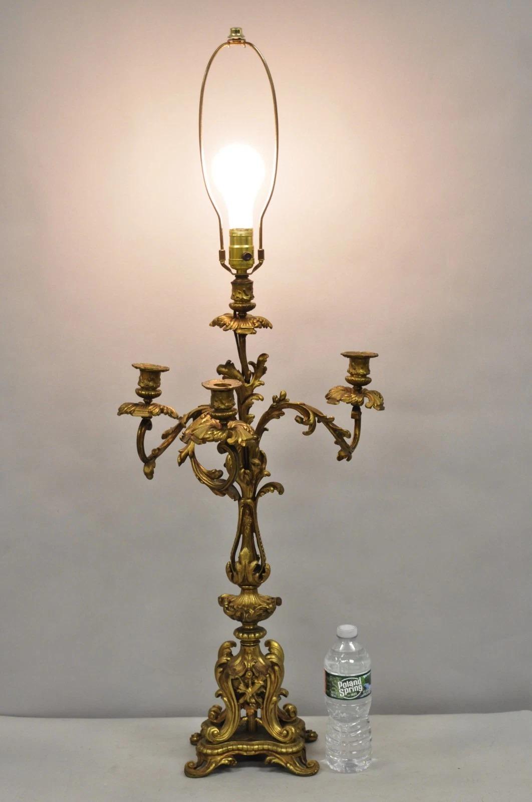 Antique French Rococo Baroque Gold Bronze Leafy Scroll Candelabra Table Lamp (manca (1) braccio posteriore). Circa all'inizio del XX secolo. Misure: 40