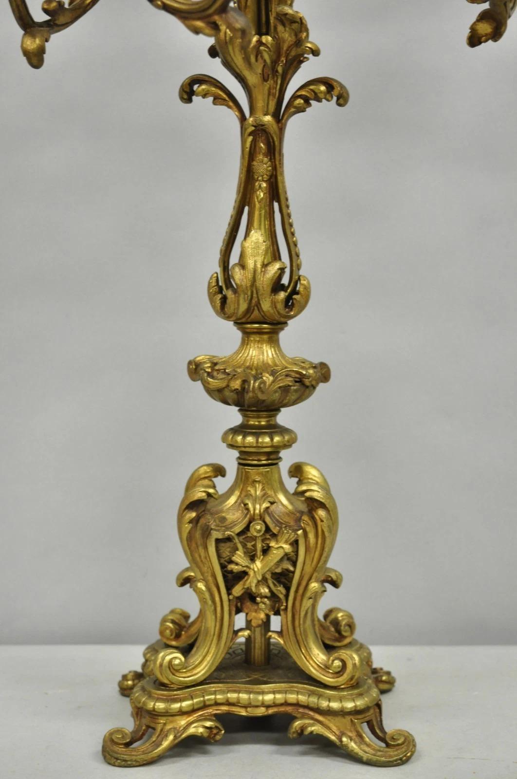 Barocco Antique French Rococo Baroque Gold Bronze Leafy Scroll Candelabro da tavolo in vendita