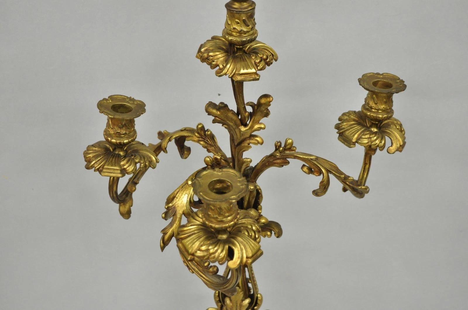 Sconosciuto Antique French Rococo Baroque Gold Bronze Leafy Scroll Candelabro da tavolo in vendita