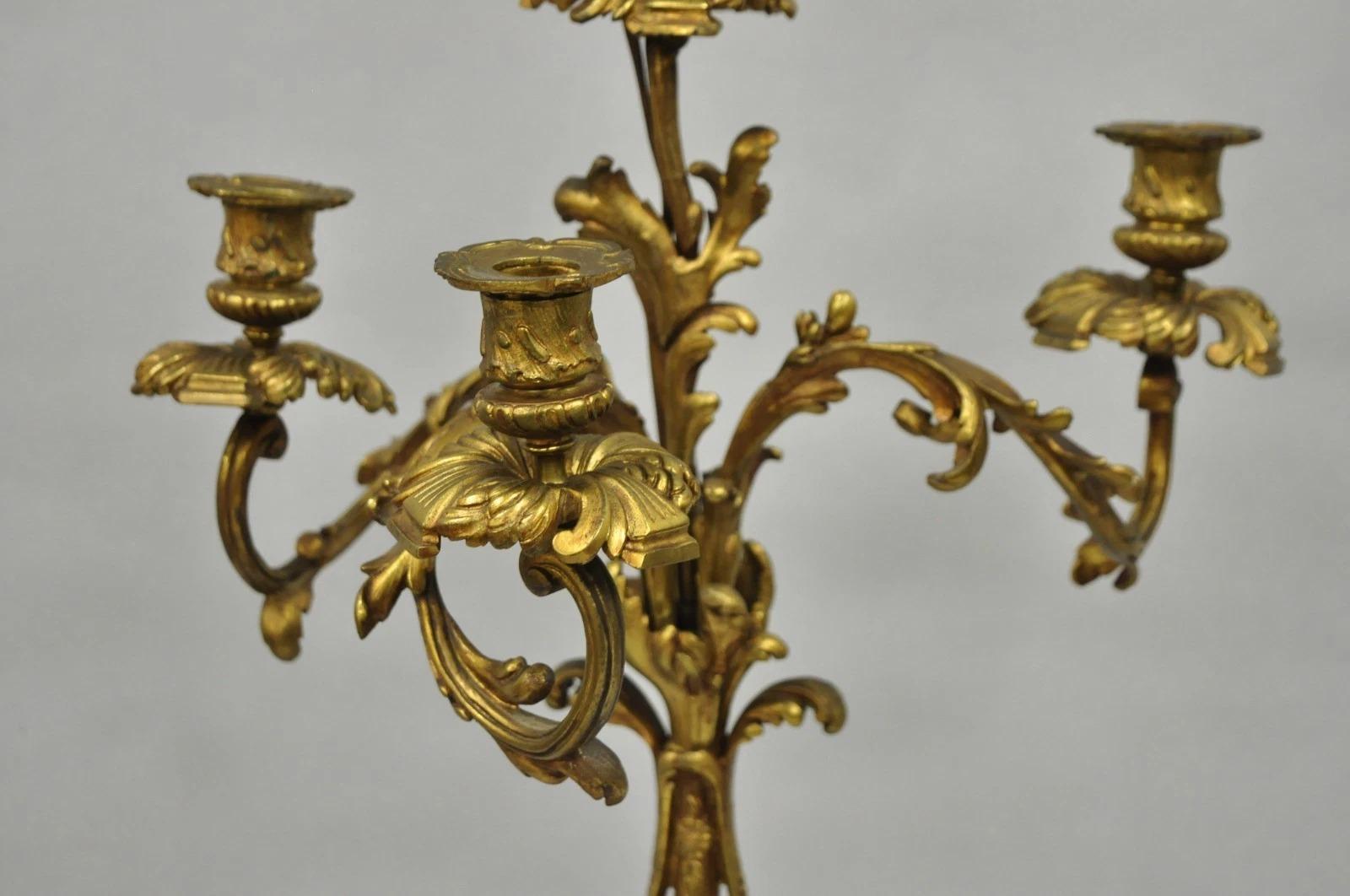 Antique French Rococo Baroque Gold Bronze Leafy Scroll Candelabro da tavolo In condizioni buone in vendita a Philadelphia, PA