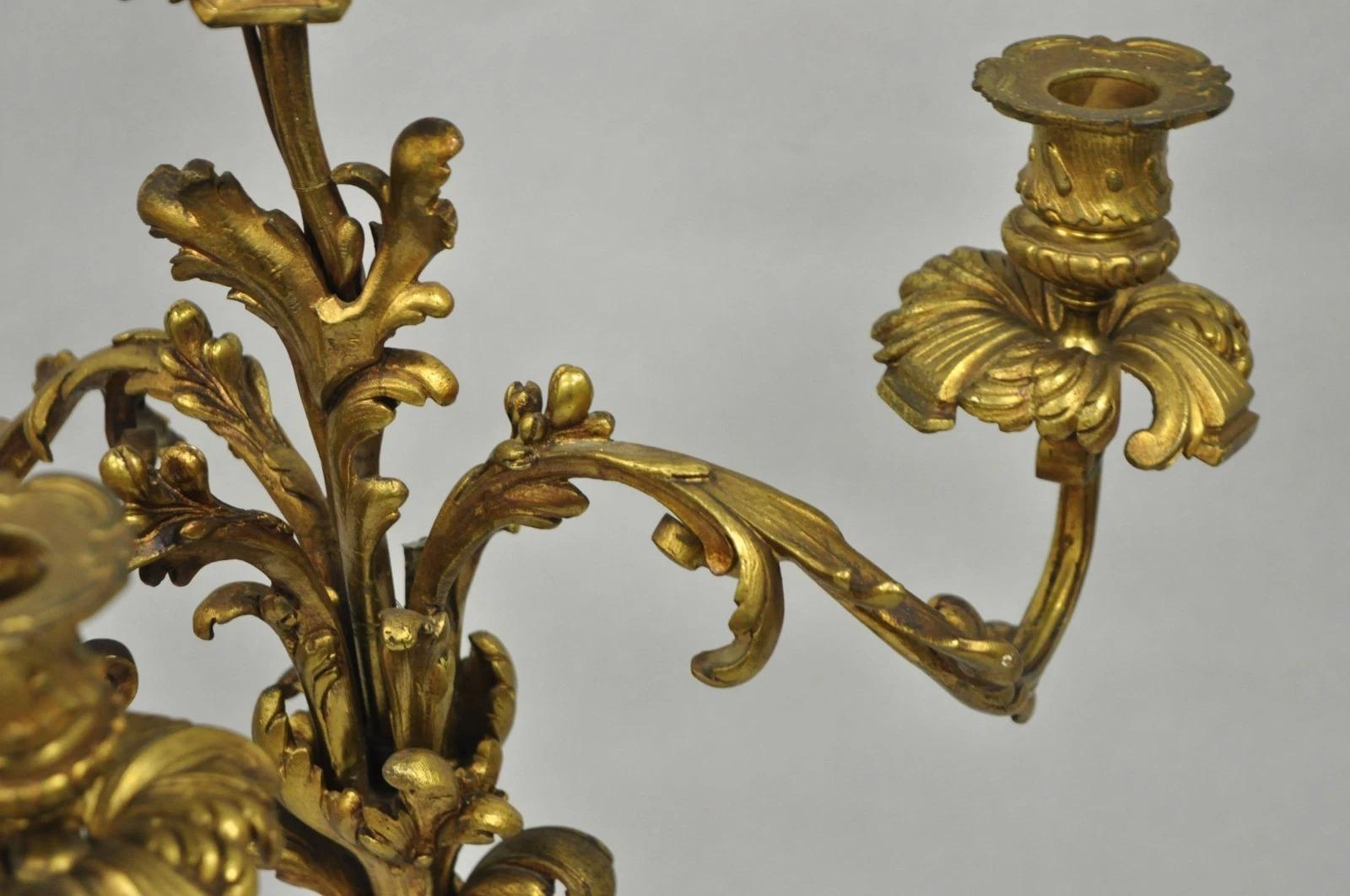 Antique French Rococo Baroque Gold Bronze Leafy Scroll Candelabro da tavolo in vendita 2
