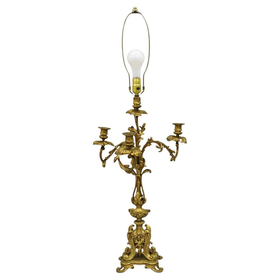 Antique French Rococo Baroque Gold Bronze Leafy Scroll Candelabro da tavolo in vendita