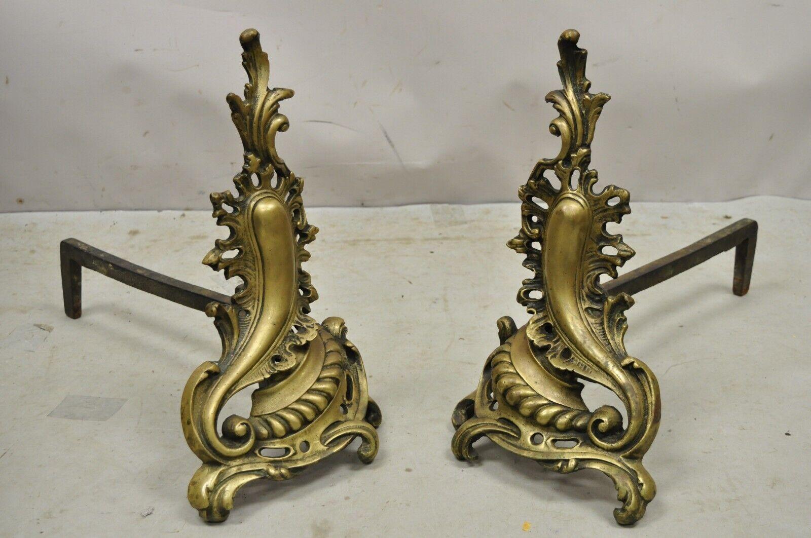 Paire de chenets anciens en laiton à feuilles d'acanthe de style rococo baroque français. Circa Early 20th Century. Dimensions : 17