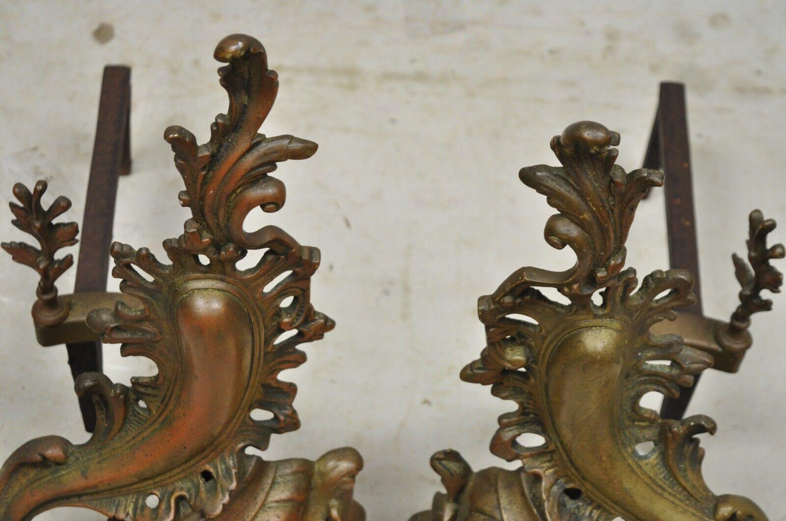 Paire de chenets anciens en laiton à feuilles d'Acanthus de style rococo baroque français Bon état - En vente à Philadelphia, PA