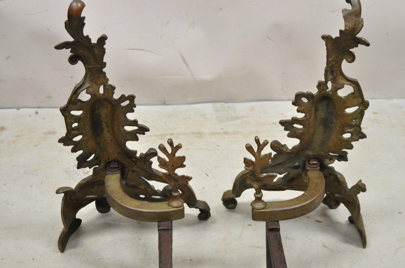 Laiton Paire de chenets anciens en laiton à feuilles d'Acanthus de style rococo baroque français en vente