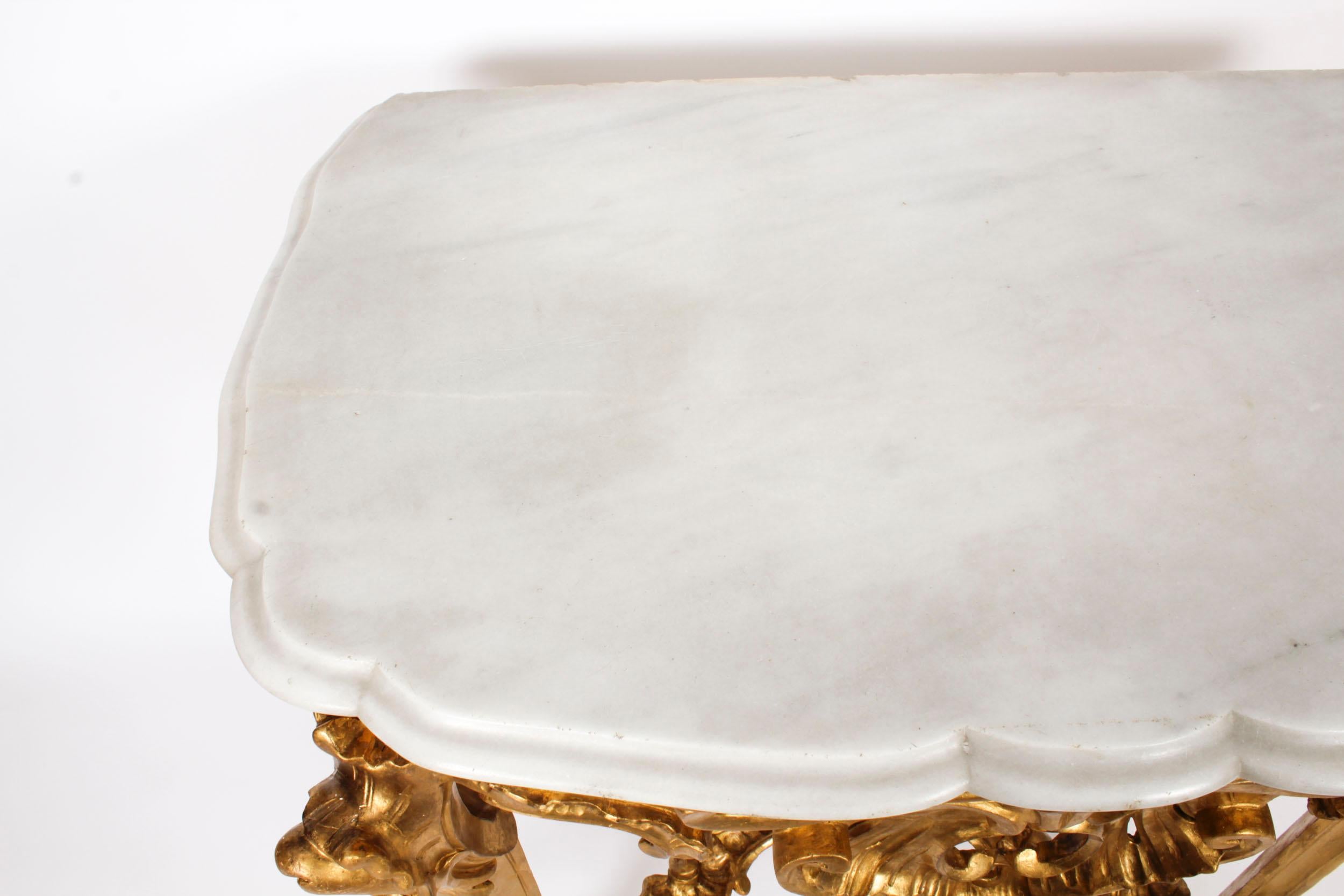 Français Ancienne table console en bois doré sculpté rococo français 18ème siècle en vente