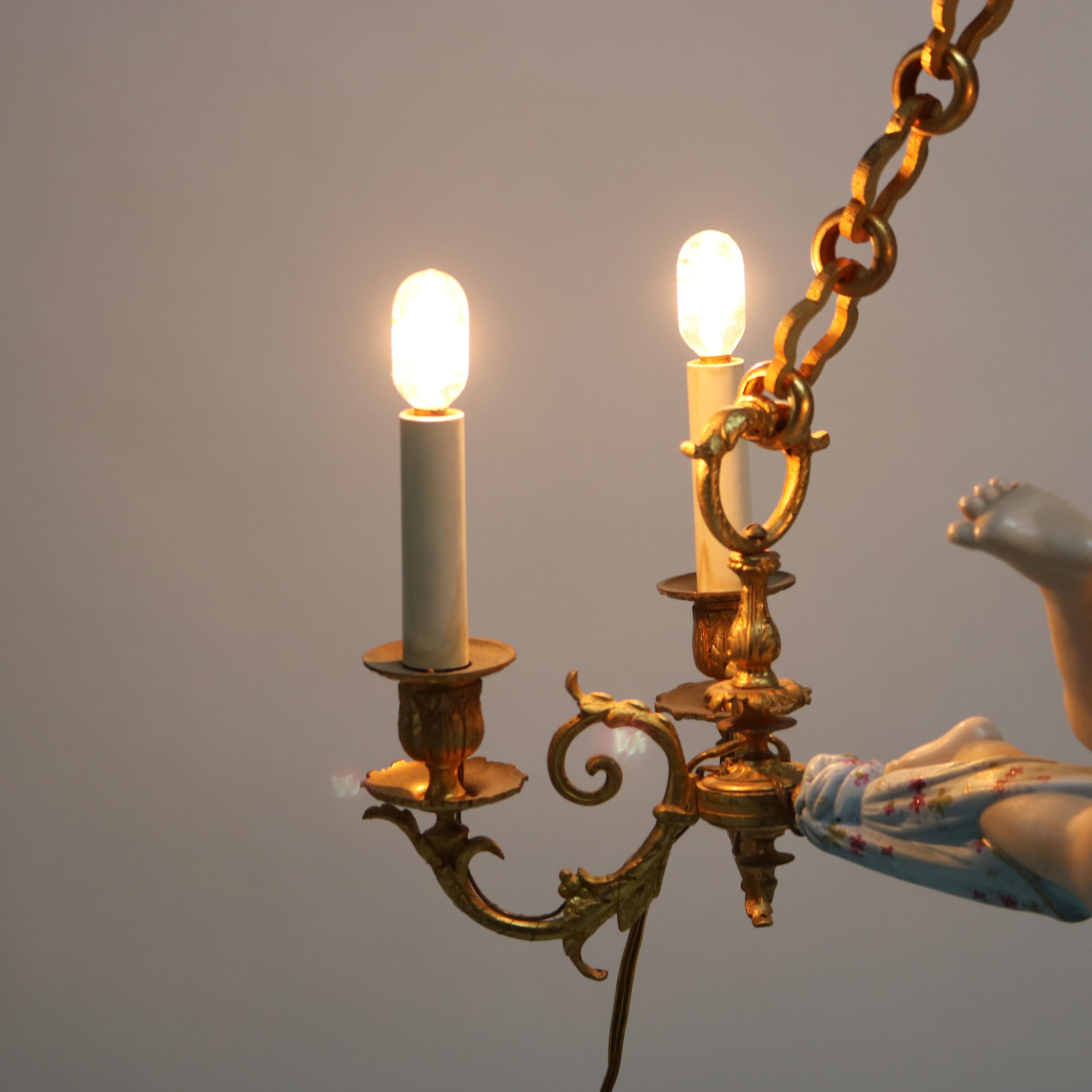Ancienne suspension rocococo française en porcelaine biscuit et bronze doré représentant un chérubin, vers 1920 en vente 2