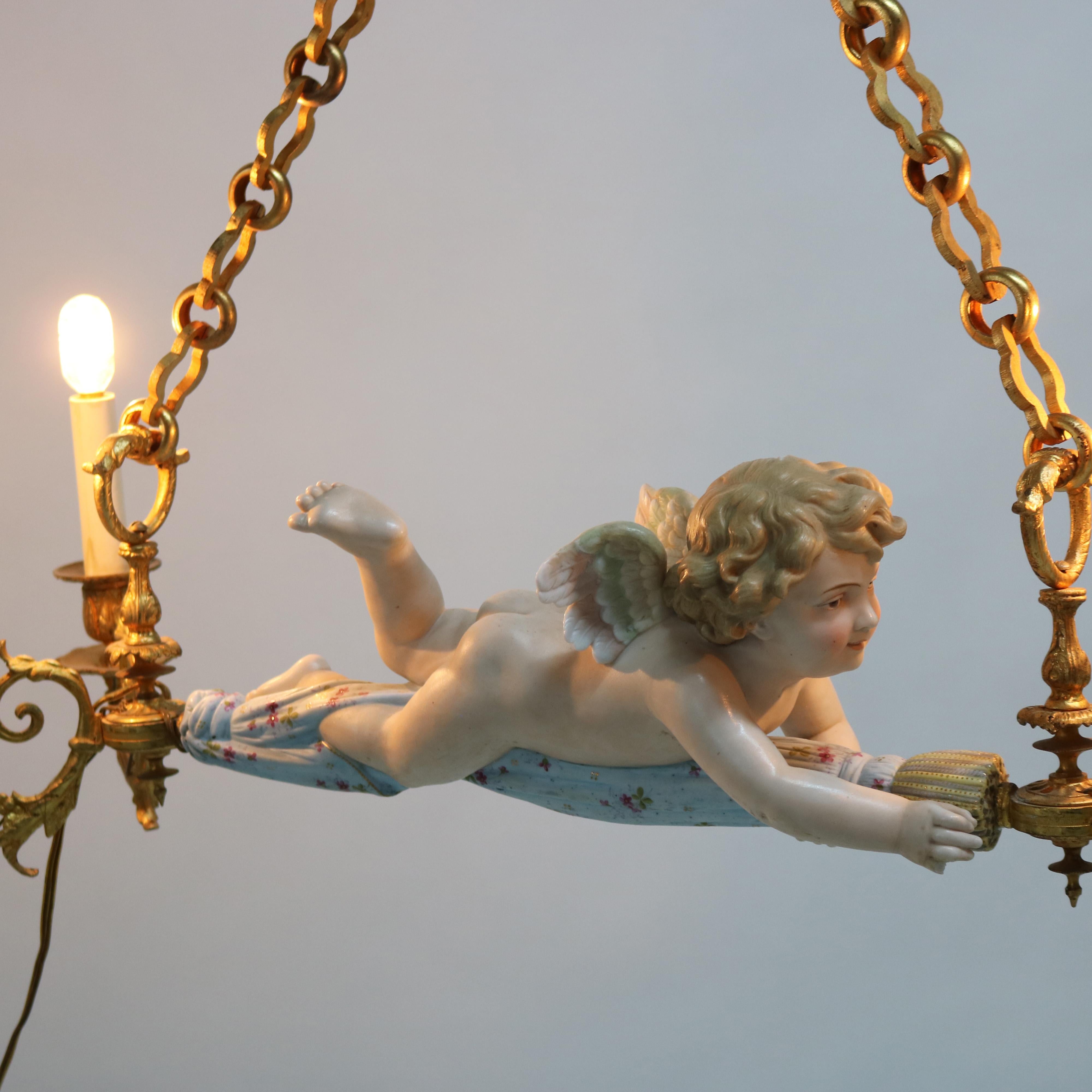 Ancienne suspension rocococo française en porcelaine biscuit et bronze doré représentant un chérubin, vers 1920 en vente 3
