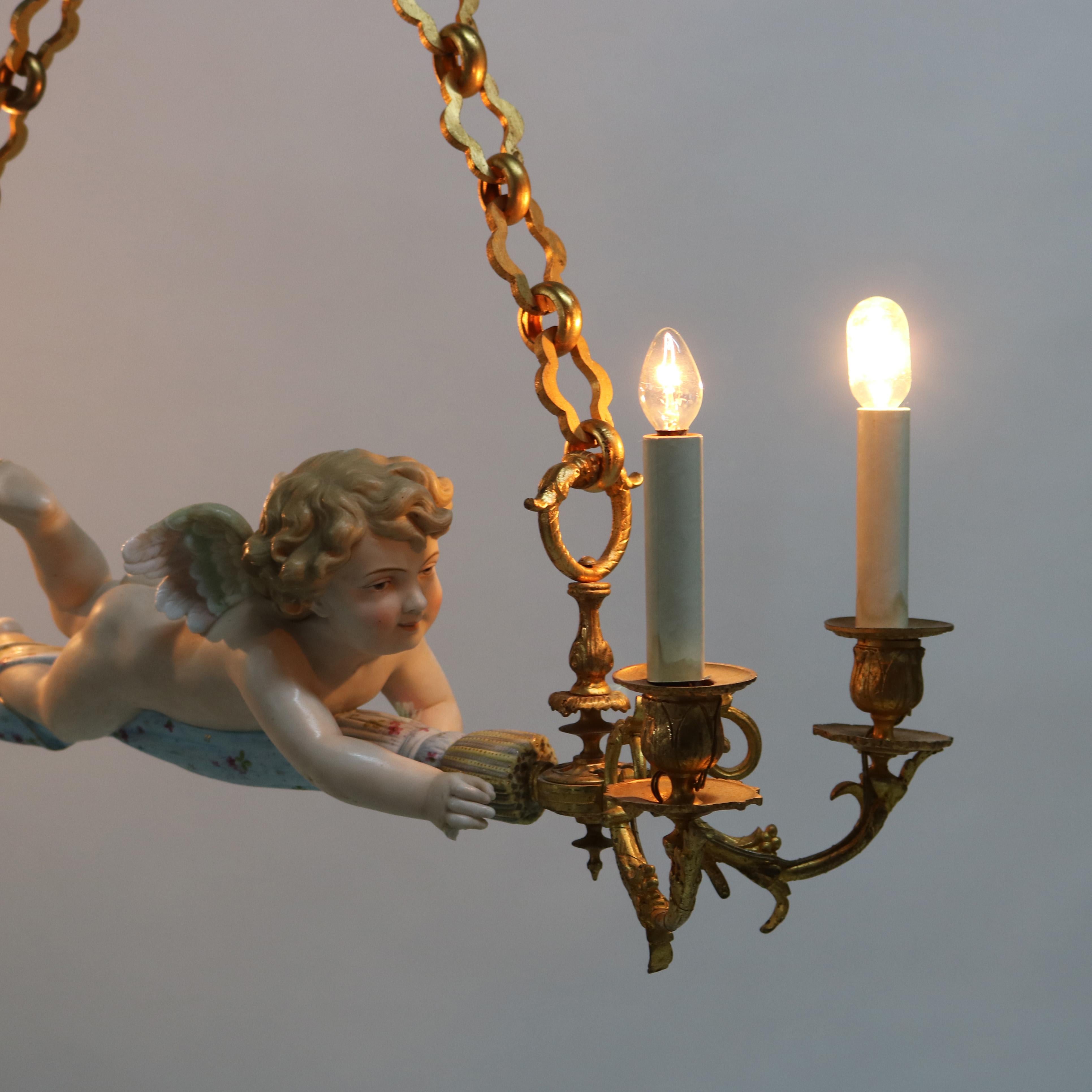 Ancienne suspension rocococo française en porcelaine biscuit et bronze doré représentant un chérubin, vers 1920 en vente 4