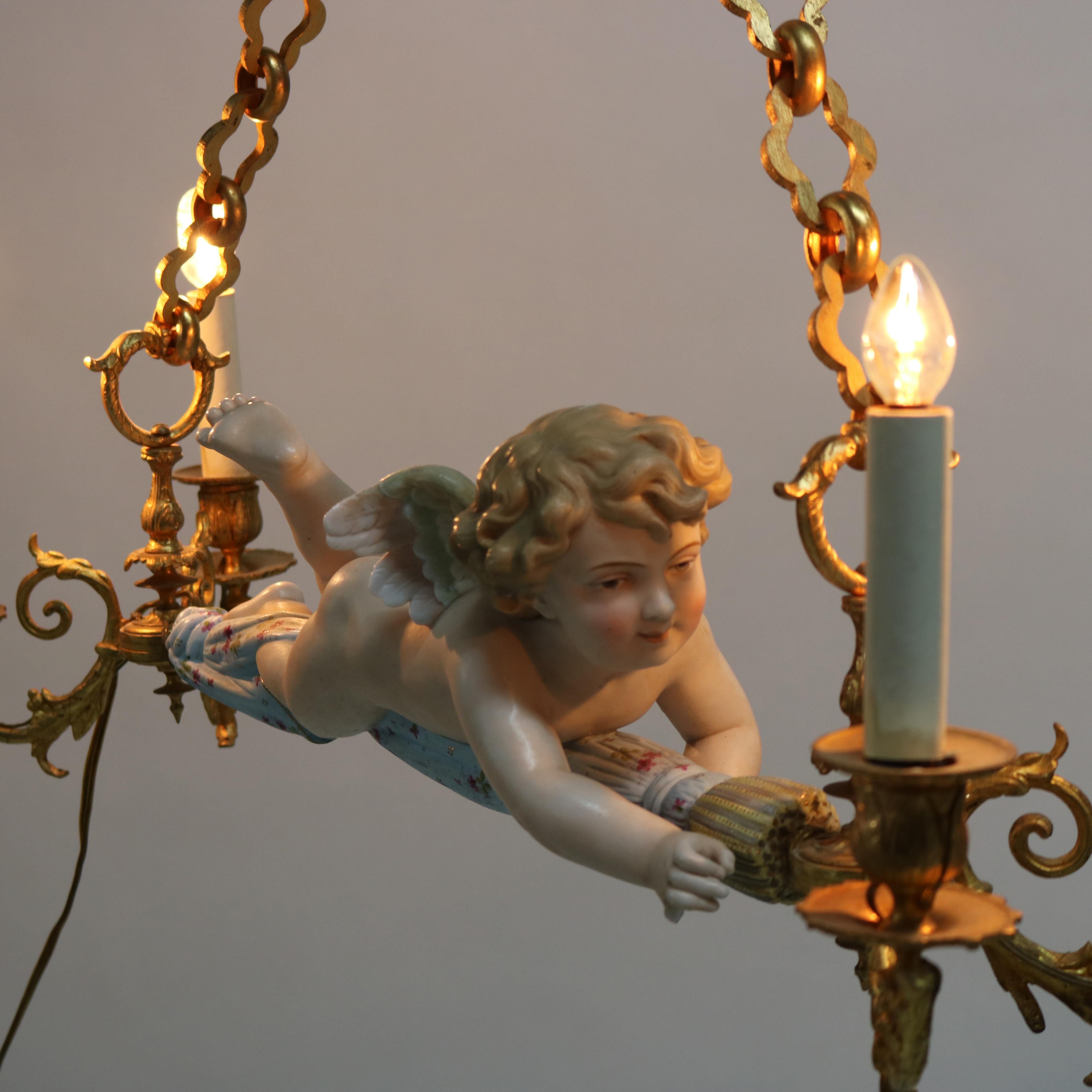 Ancienne suspension rocococo française en porcelaine biscuit et bronze doré représentant un chérubin, vers 1920 Bon état - En vente à Big Flats, NY