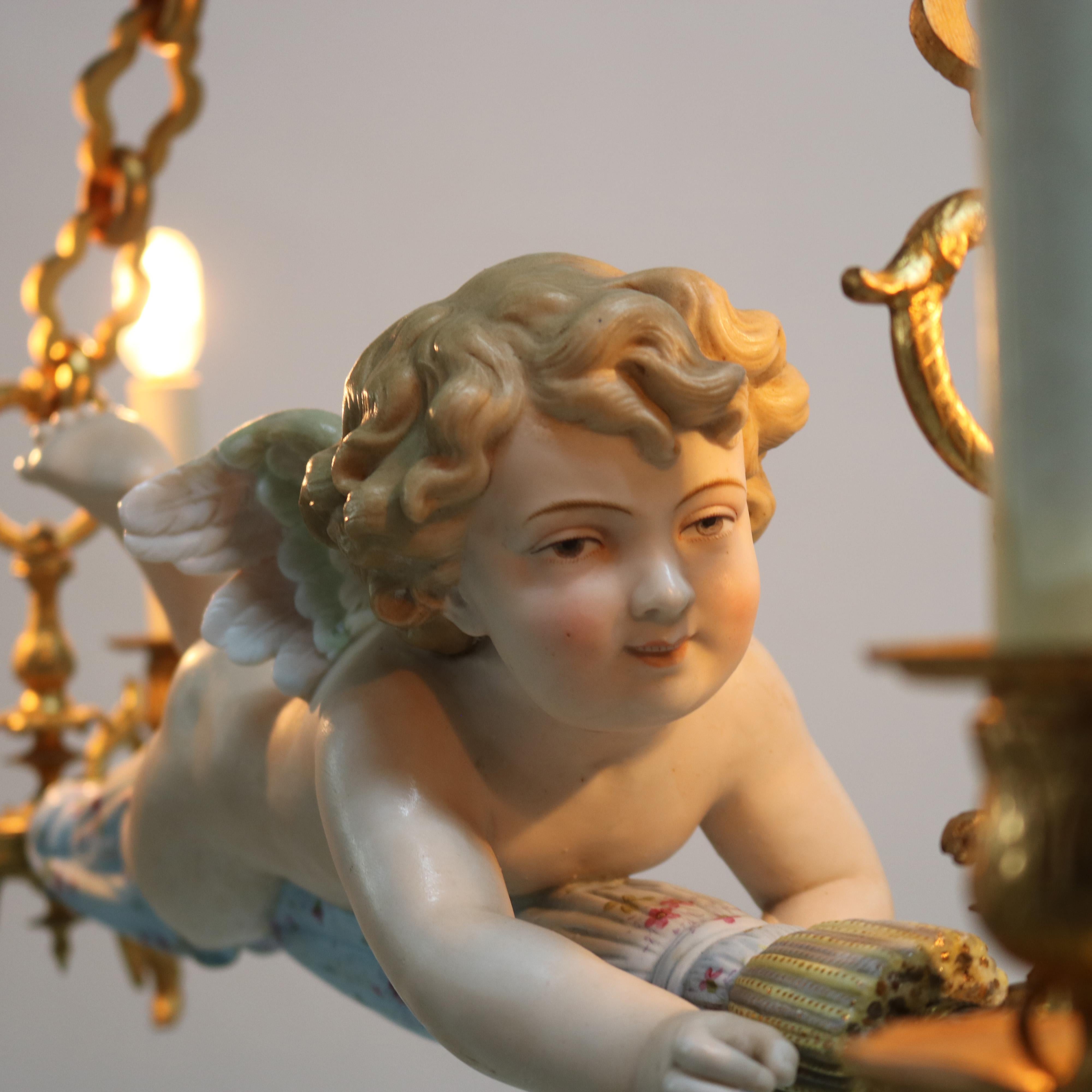 Porcelaine Ancienne suspension rocococo française en porcelaine biscuit et bronze doré représentant un chérubin, vers 1920 en vente