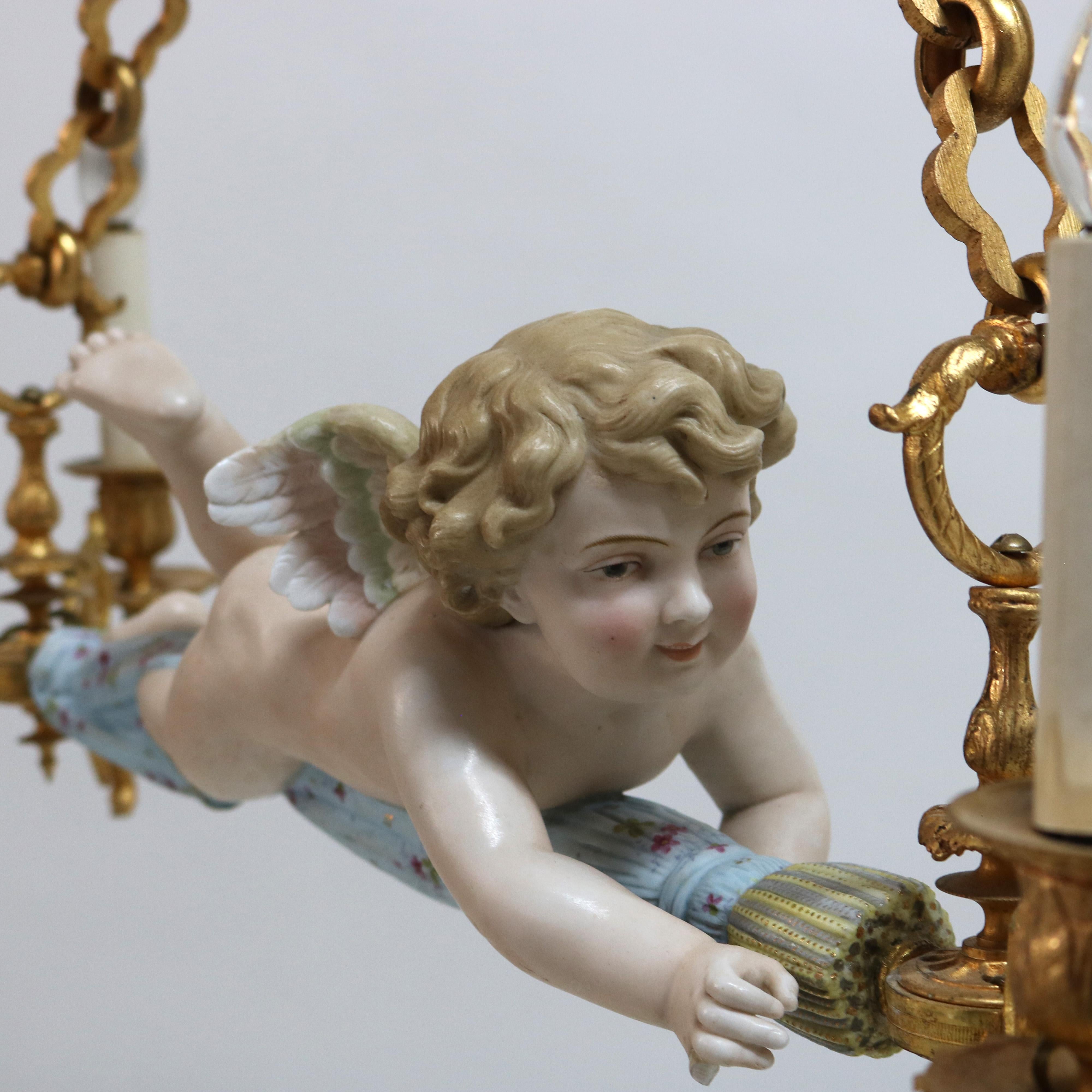 Ancienne suspension rocococo française en porcelaine biscuit et bronze doré représentant un chérubin, vers 1920 en vente 1