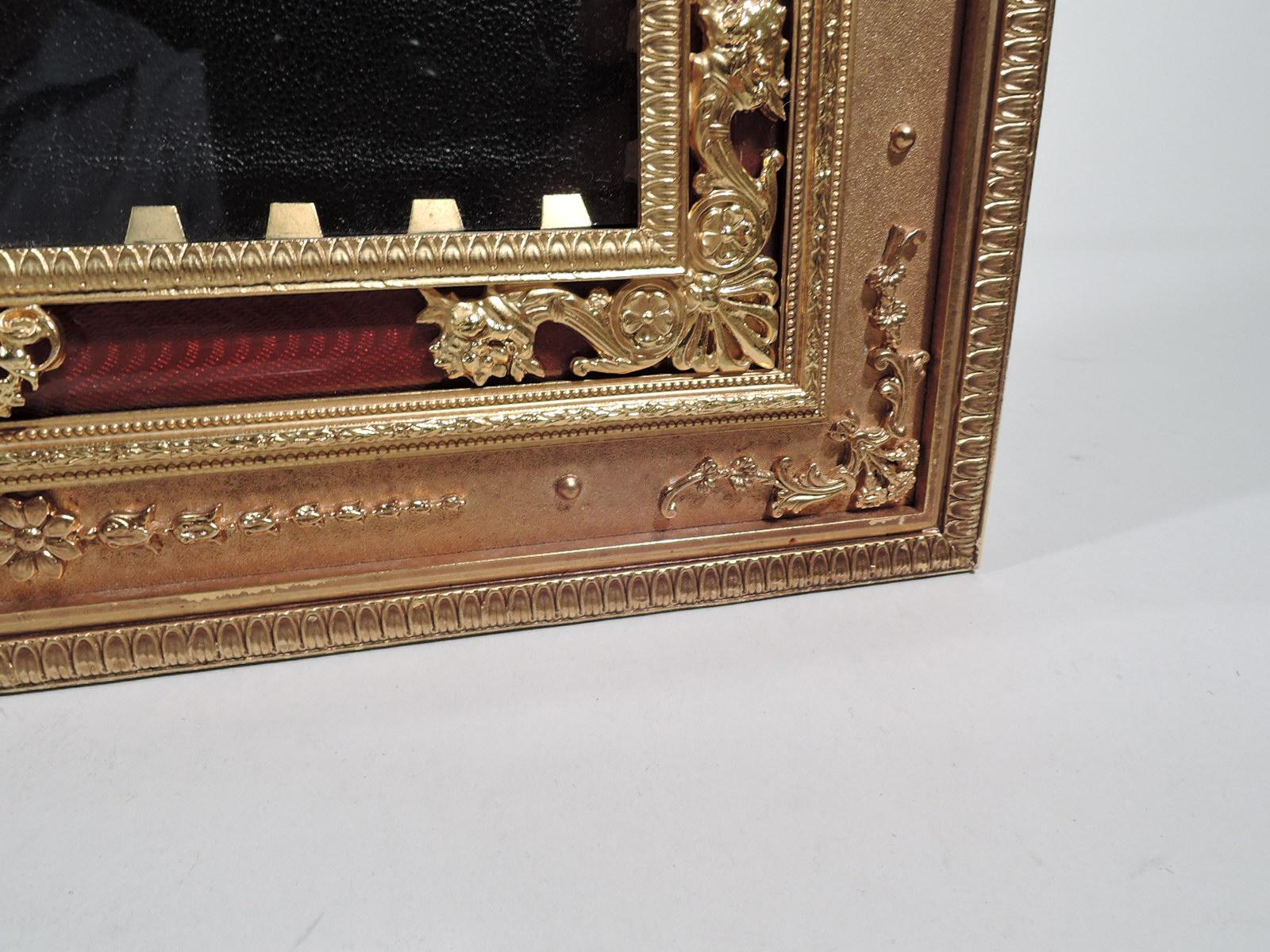 Antiker französischer Rokoko-Bilderrahmen aus vergoldeter Bronze und roter Emaille (Vergoldet) im Angebot