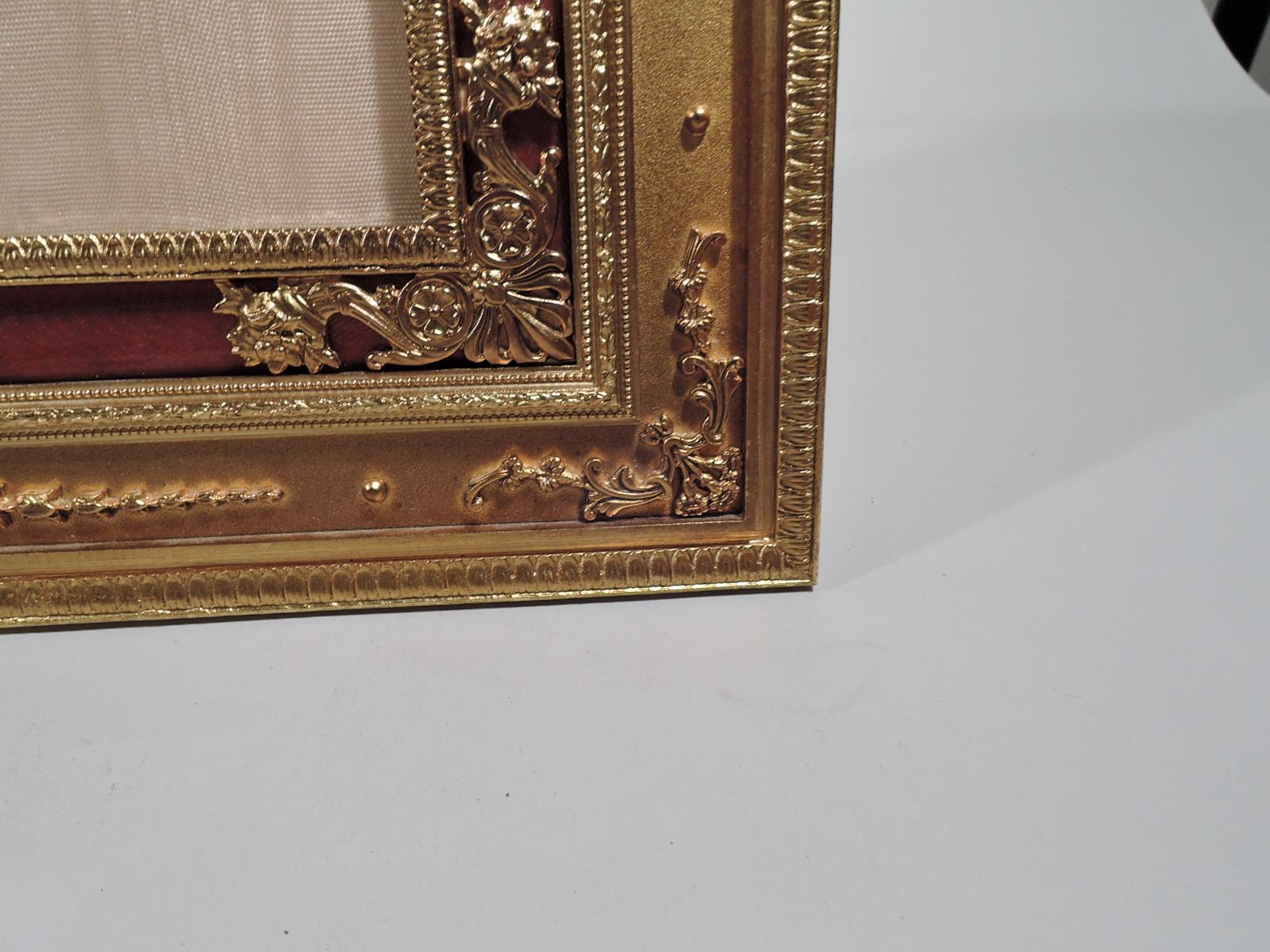 Cadre photo ancien de style rococo français en bronze doré et émail rouge Unisexe en vente