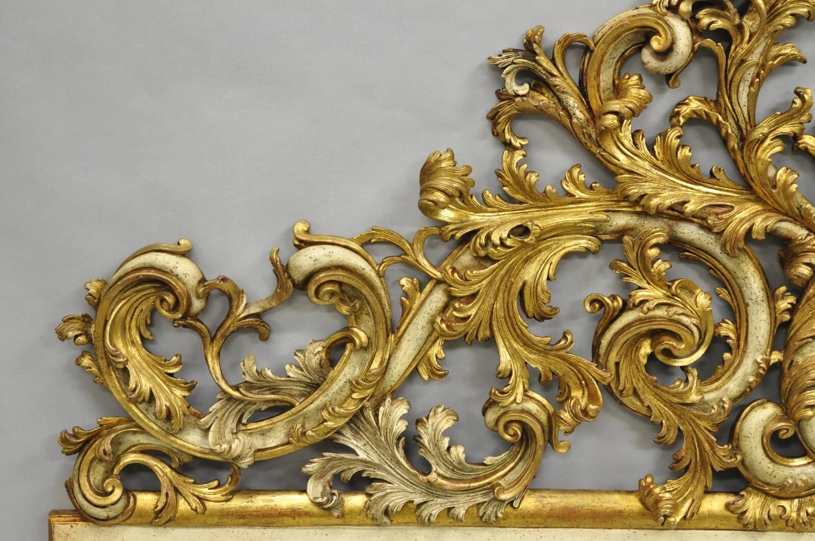 Sconosciuto Antique French Rococo Gold Giltwood Carved Wood Italian King Size Bed Headboard (testiera del letto) in vendita