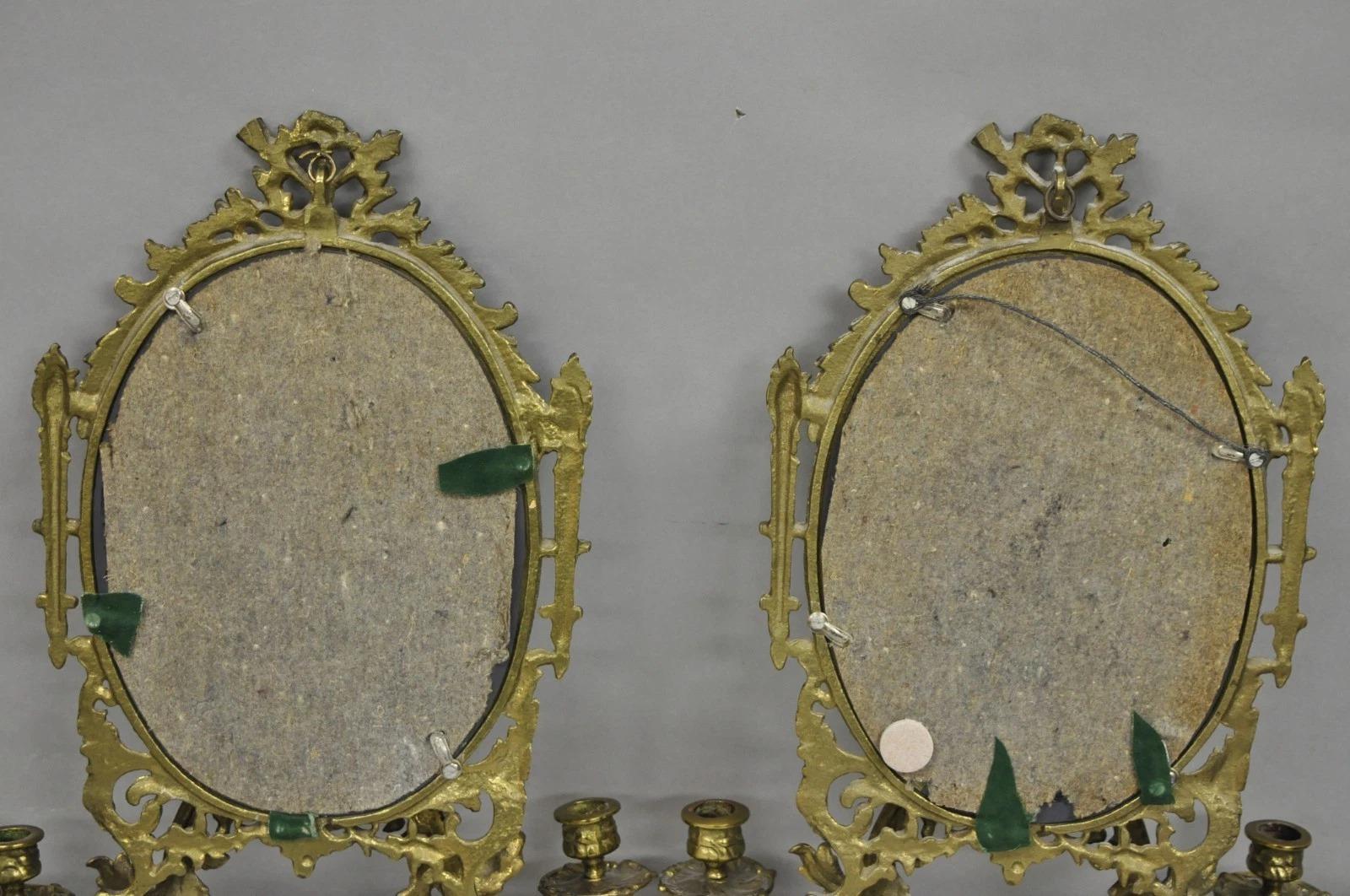 Antique French Rococo Louis XV Brass Oval Mirror Candelabra Wall Sconces - Coppia in vendita 4