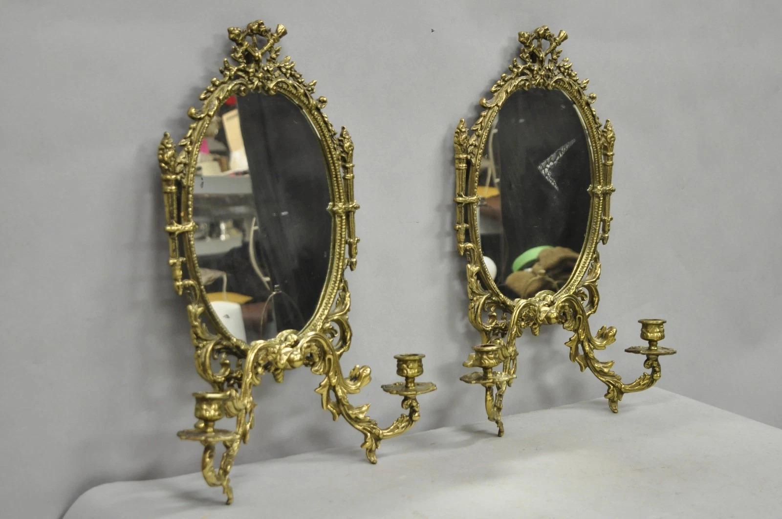 Antique French Rococo Louis XV Style Brass Oval Mirror Candelabra Wall Sconces - a Pair. Circa metà del XX secolo. Misure: 19