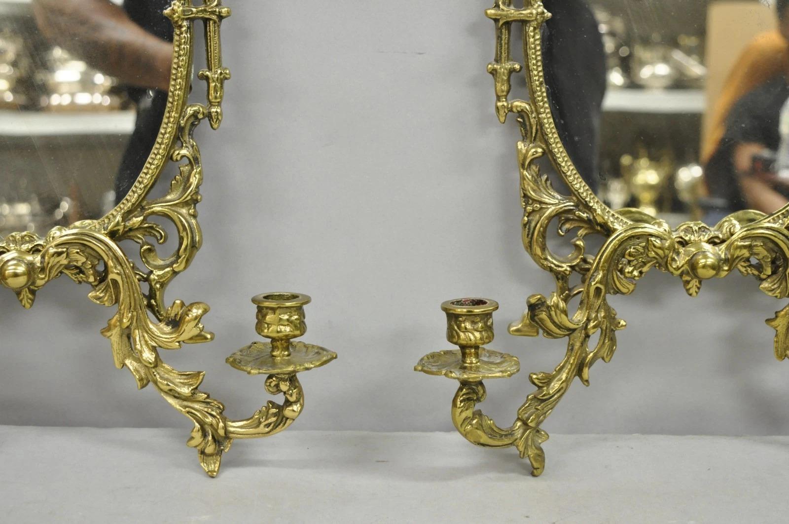 Antique French Rococo Louis XV Brass Oval Mirror Candelabra Wall Sconces - Coppia In condizioni buone in vendita a Philadelphia, PA