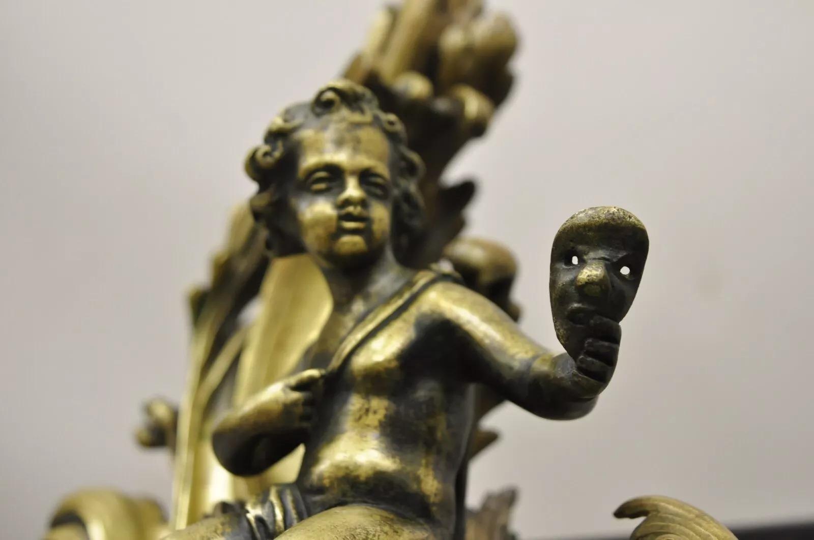 Antike französische Rokoko-Cherub-Puppen-Feuerböcke aus Bronze im Louis-XV-Stil, Louis XV.-Stil, Paar im Zustand „Gut“ im Angebot in Philadelphia, PA