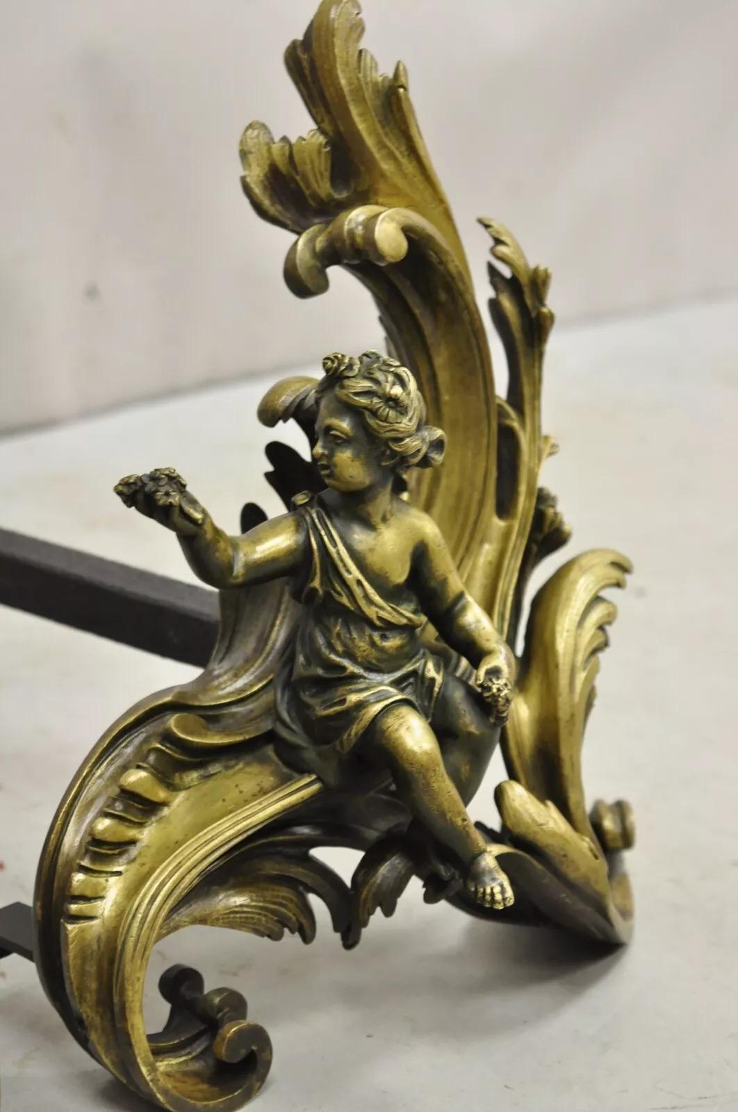 Antike französische Rokoko-Cherub-Puppen-Feuerböcke aus Bronze im Louis-XV-Stil, Louis XV.-Stil, Paar (19. Jahrhundert) im Angebot