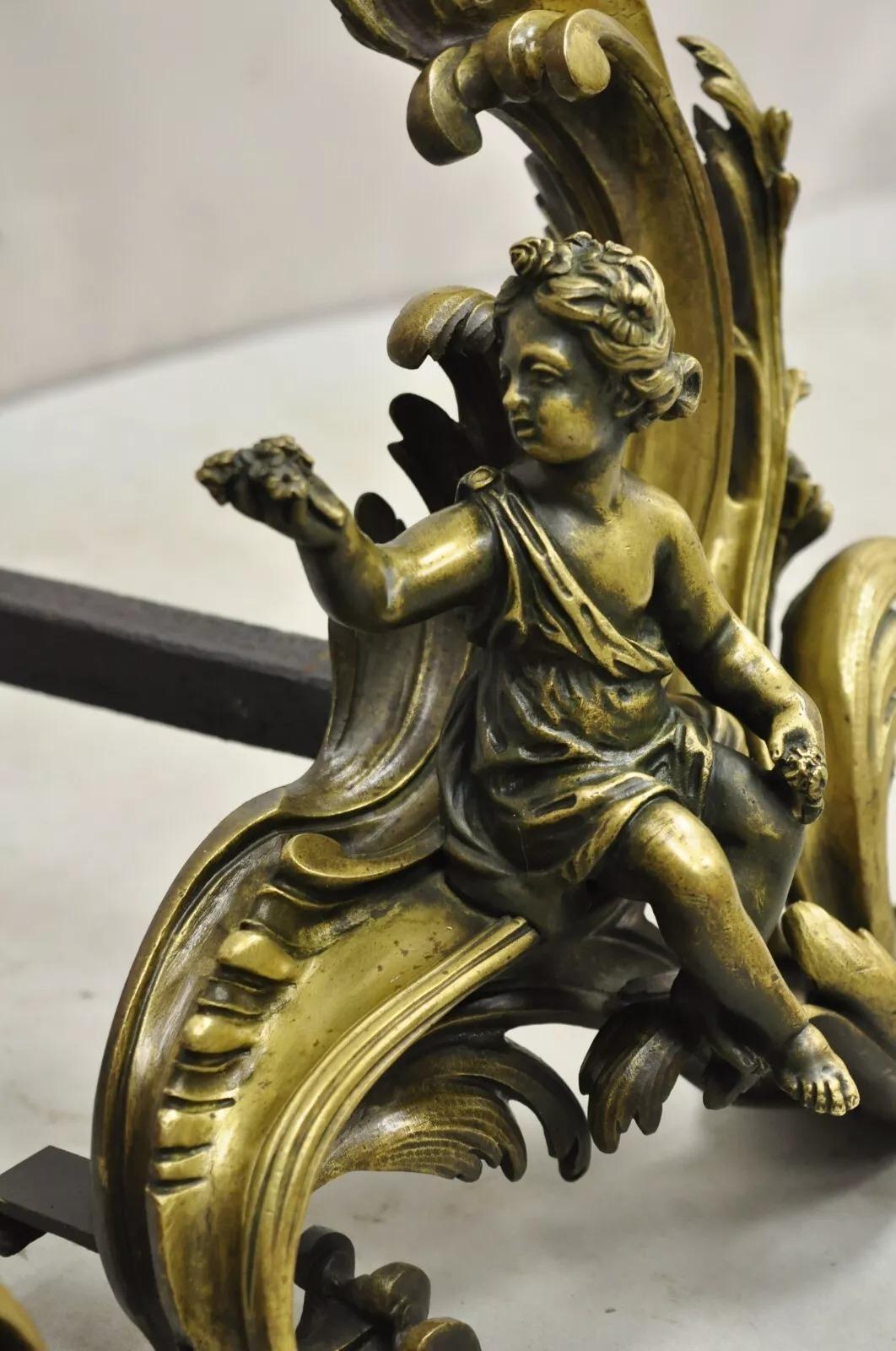Antike französische Rokoko-Cherub-Puppen-Feuerböcke aus Bronze im Louis-XV-Stil, Louis XV.-Stil, Paar im Angebot 1