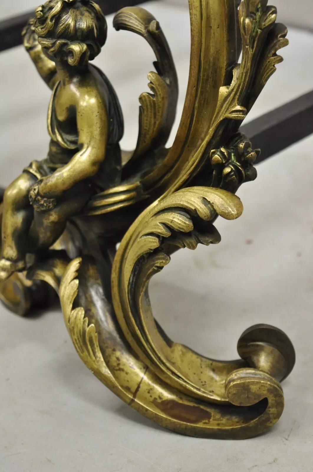 Antike französische Rokoko-Cherub-Puppen-Feuerböcke aus Bronze im Louis-XV-Stil, Louis XV.-Stil, Paar im Angebot 4