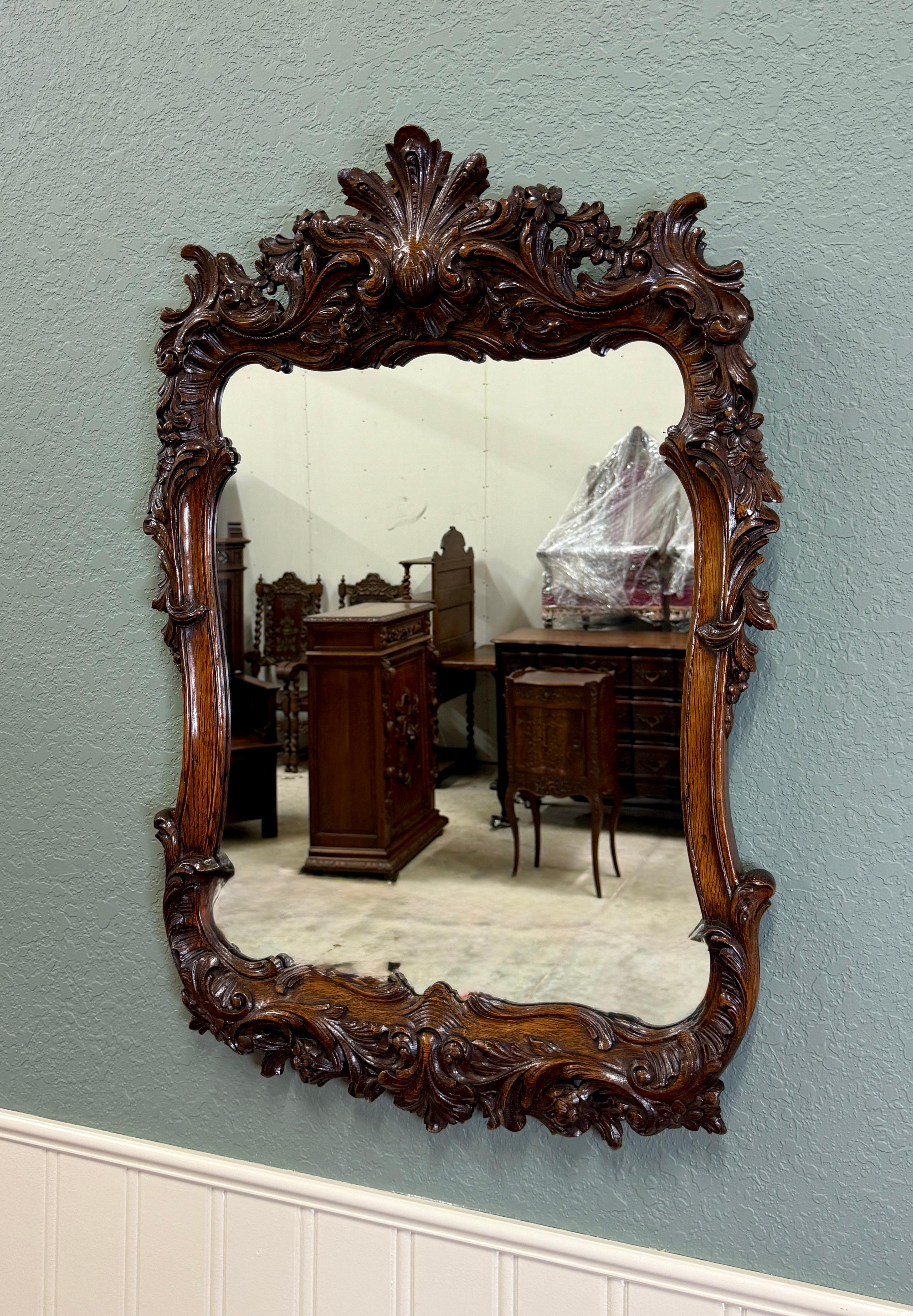 GORGEOUS Antike Französisch Rokoko-Stil gerahmt HIGHLY CARVED Eiche Wandspiegel~~c. frühen 1900er Jahren
 
Beliebte klassische Französisch hängenden Wandspiegel~~schön geschnitzt gerahmten Spiegel mit  Holzrückwand~~perfekt für Eingangsbereich,