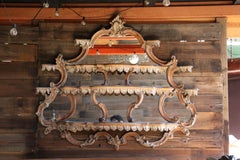 Antique French Rococo Revival intagliato in legno Étagère Scaffale a muro con specchio