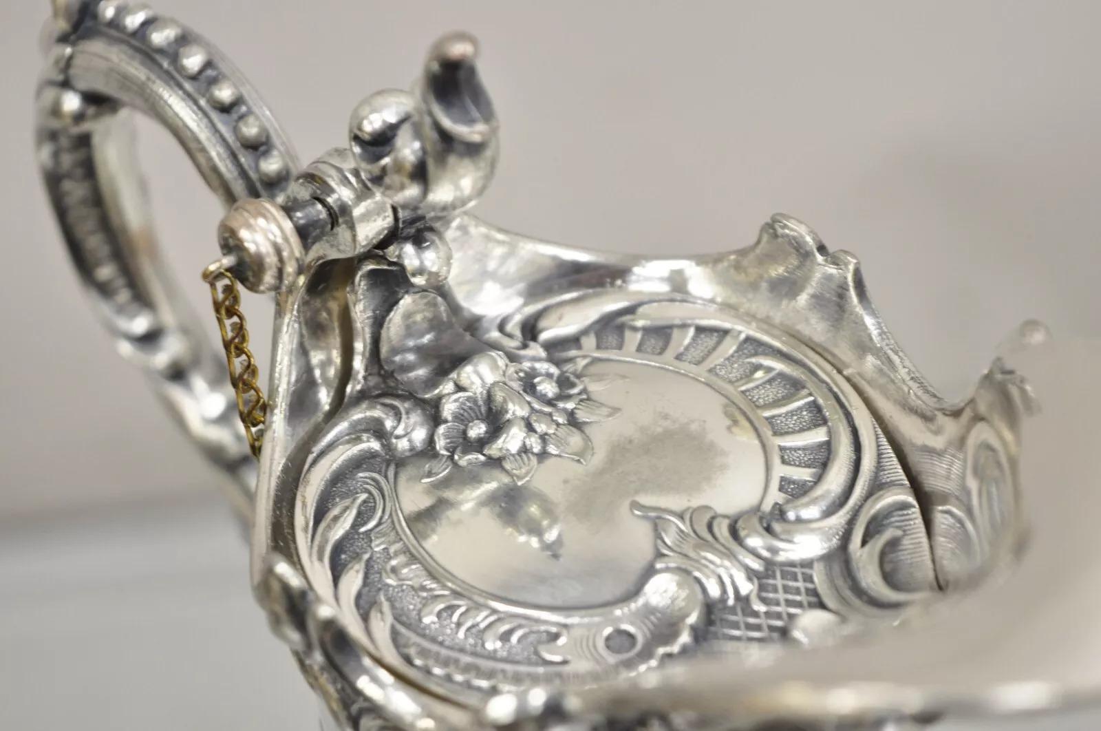 Antique French Rococo Silver Plated Ribbed Glass Liqueur Decanter Bottle In condizioni buone in vendita a Philadelphia, PA