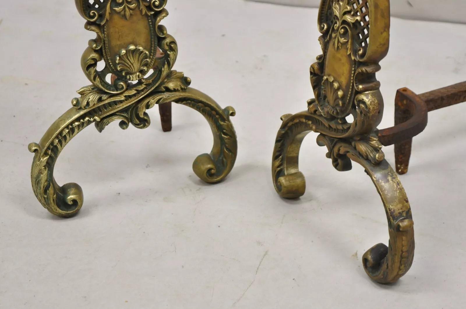 Antike französische Bronze-Messing-Kamin-Feuerböcke im Rokoko-Stil aus Messing, Paar im Angebot 5