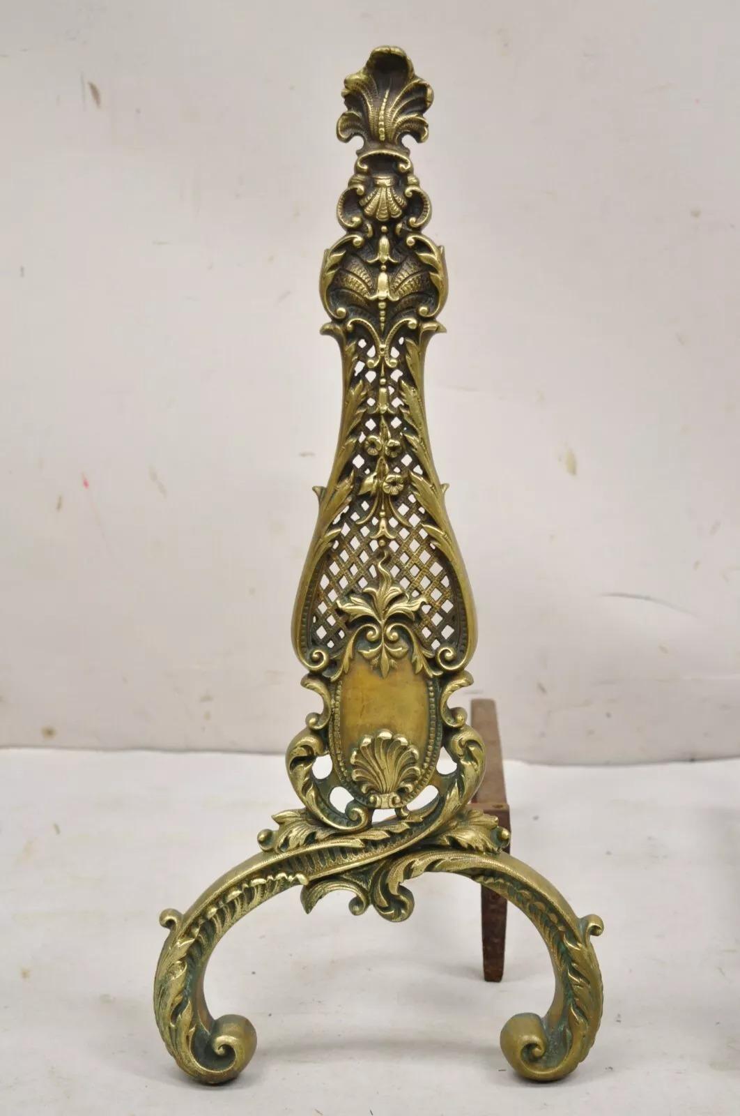 Antike französische Rokoko-Stil Bronze Messing Kamin Andirons - ein Paar. CIRCA Anfang des 20. Jahrhunderts. Abmessungen: 22