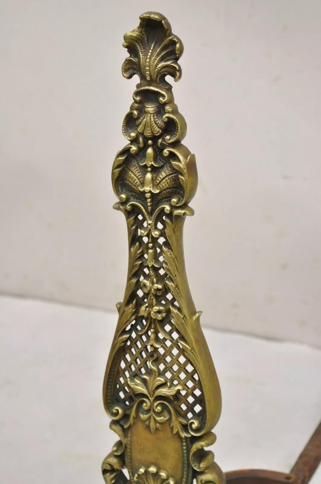 Antike französische Bronze-Messing-Kamin-Feuerböcke im Rokoko-Stil aus Messing, Paar (Unbekannt) im Angebot