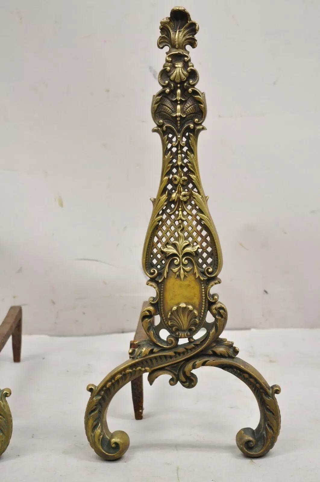 Antike französische Bronze-Messing-Kamin-Feuerböcke im Rokoko-Stil aus Messing, Paar (20. Jahrhundert) im Angebot