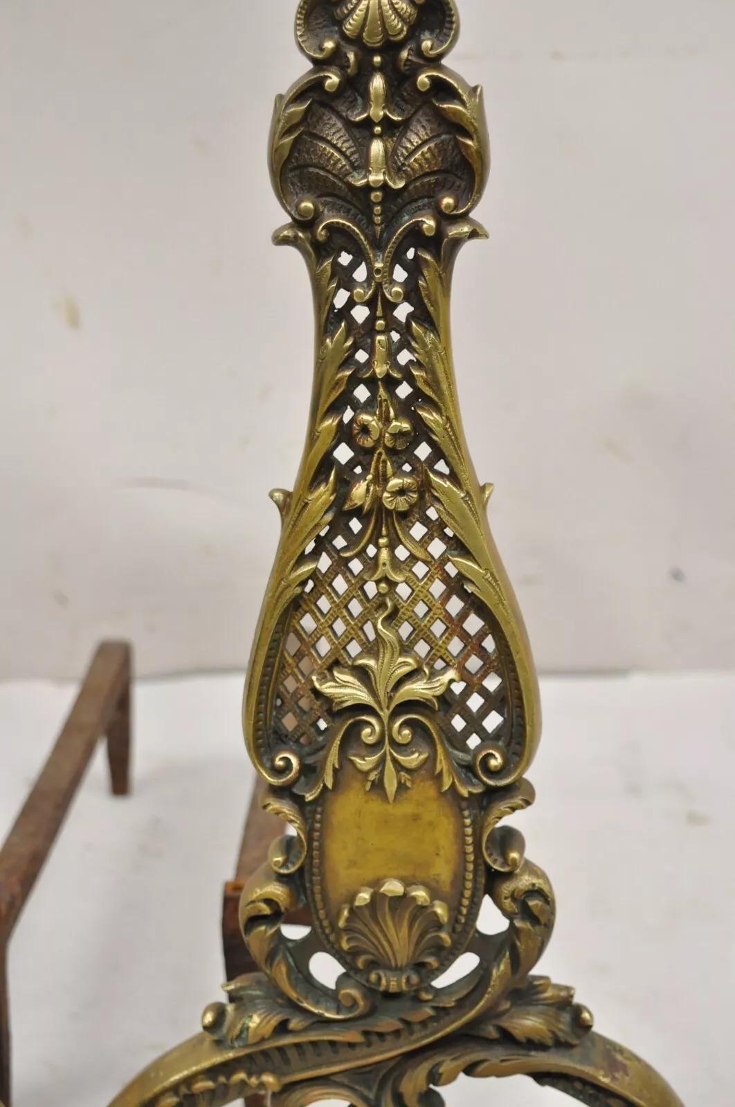Antike französische Bronze-Messing-Kamin-Feuerböcke im Rokoko-Stil aus Messing, Paar im Angebot 1