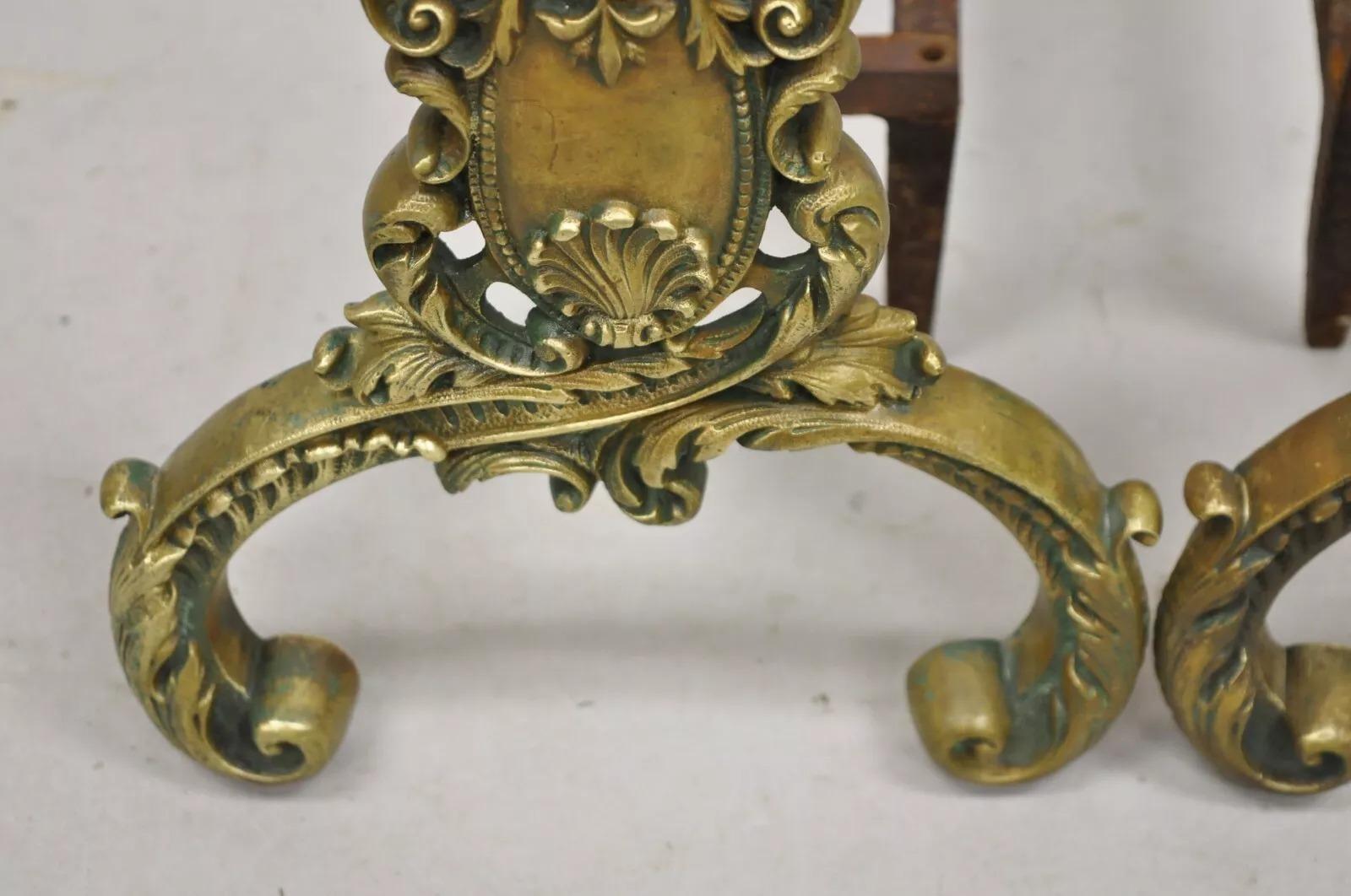 Antike französische Bronze-Messing-Kamin-Feuerböcke im Rokoko-Stil aus Messing, Paar im Angebot 2
