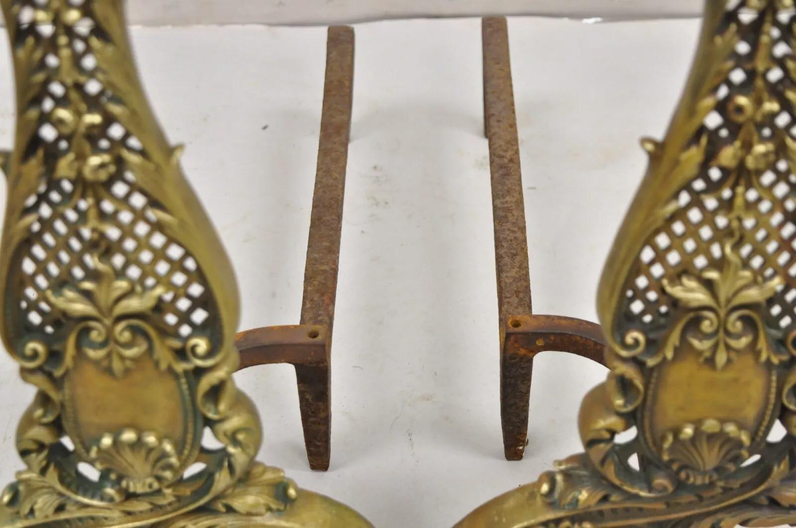 Antike französische Bronze-Messing-Kamin-Feuerböcke im Rokoko-Stil aus Messing, Paar im Angebot 3
