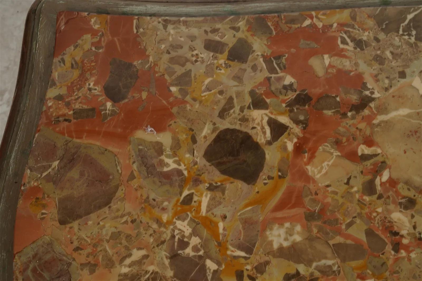 Table basse ancienne de style rococo avec plateau en marbre et finition peinte en doré polychrome Circa 1900

Age : 1900 - 1950

Style de mobilier : Renouveau rococo (1840 - 1860)

Dimensions totales : 20