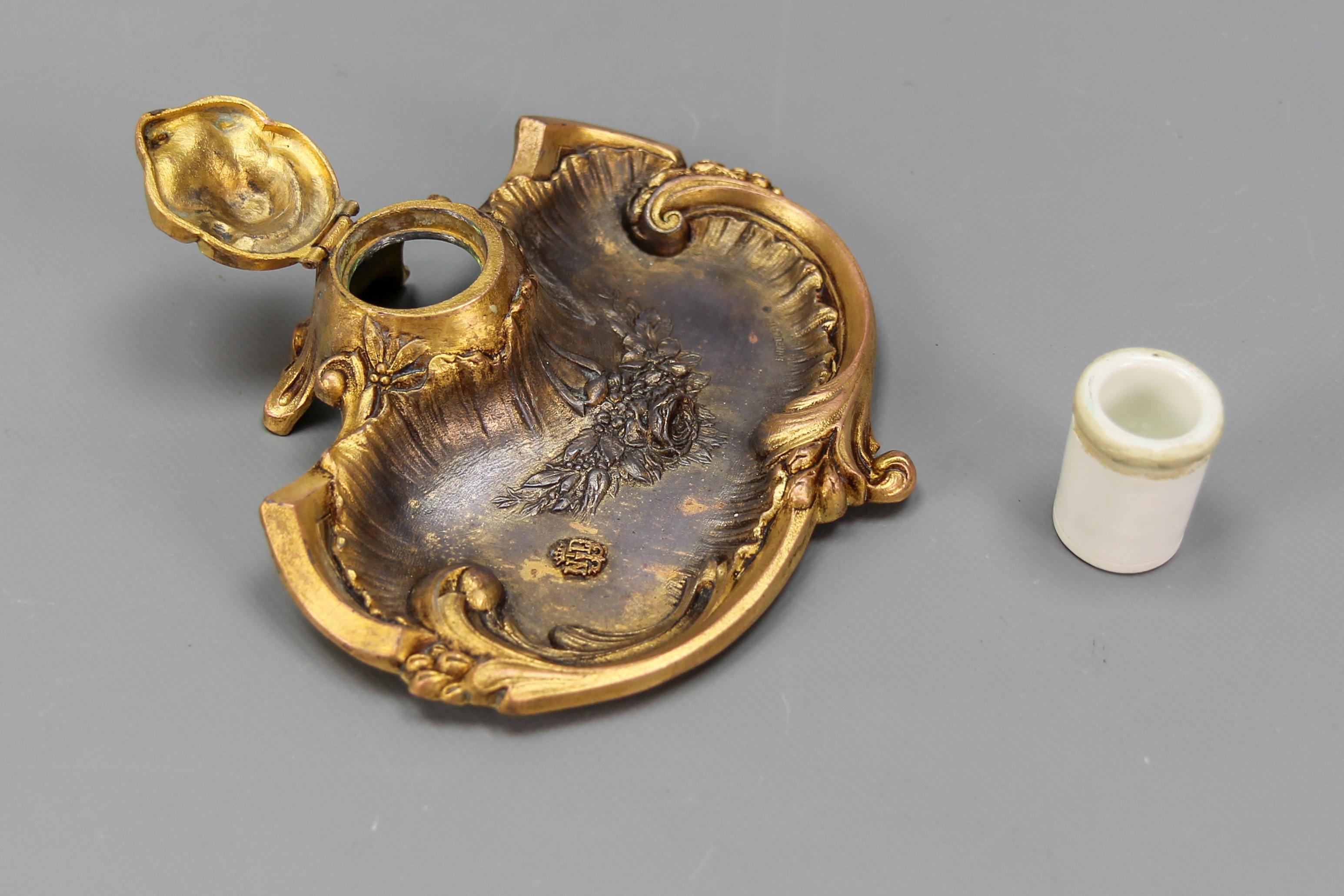 Antikes französisches Tintenfass aus vergoldetem Zinn und Porzellan im Rokoko-Stil, signiert Chatelain  im Angebot 6