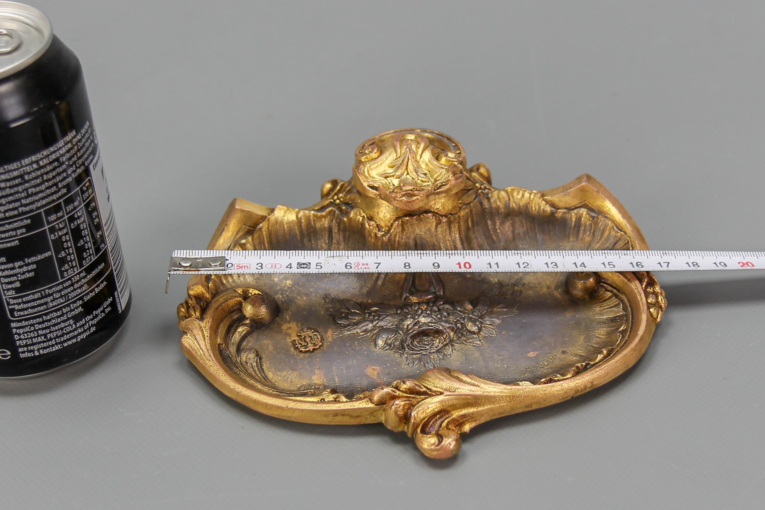 Antikes französisches Tintenfass aus vergoldetem Zinn und Porzellan im Rokoko-Stil, signiert Chatelain  im Angebot 13