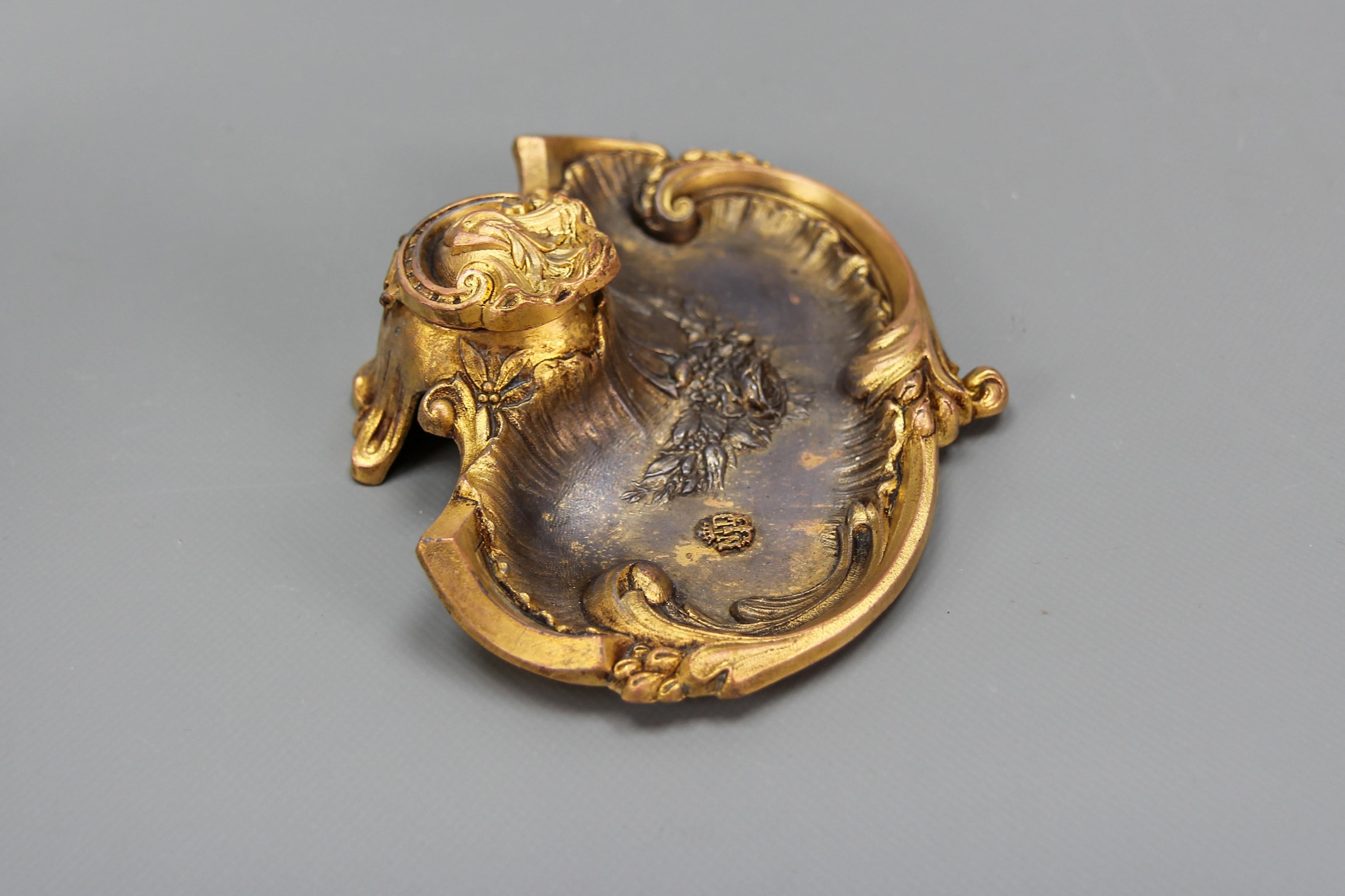 Antikes französisches Tintenfass aus vergoldetem Zinn und Porzellan im Rokoko-Stil, signiert Chatelain  im Angebot 1