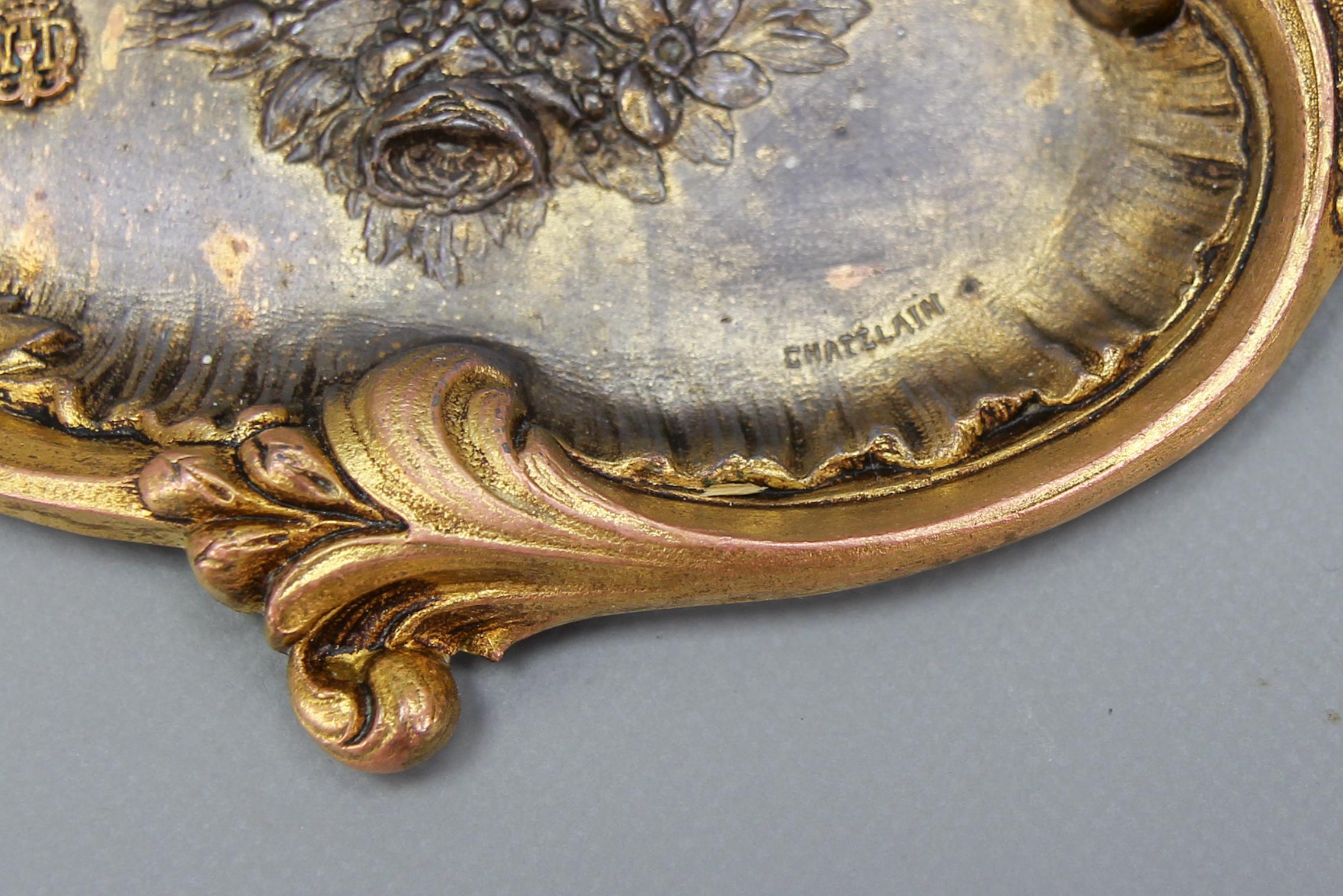 Antikes französisches Tintenfass aus vergoldetem Zinn und Porzellan im Rokoko-Stil, signiert Chatelain  im Angebot 3